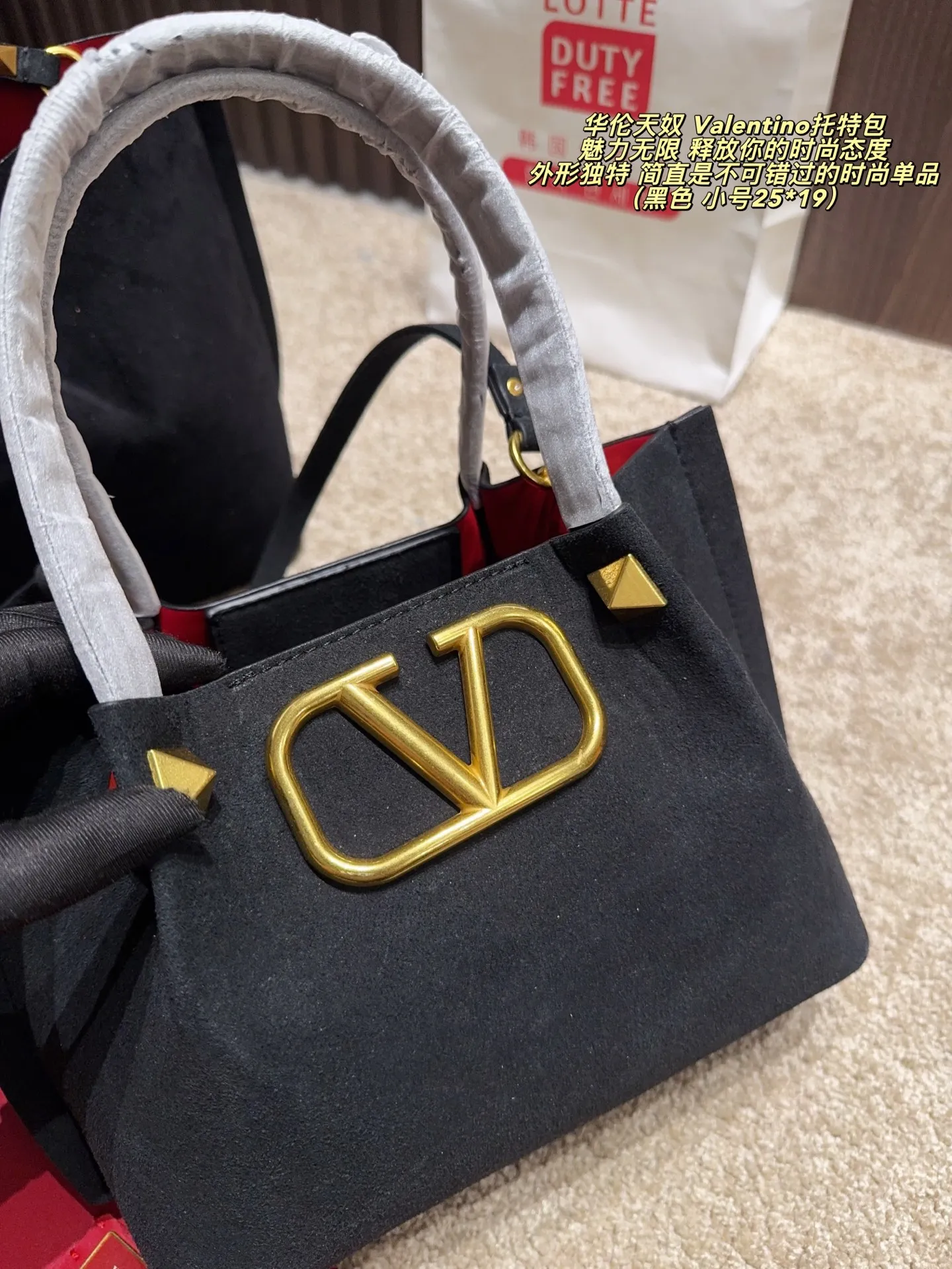 Large p380 without box ⚠️ size 37*24 Small size P370 without box ⚠️ size 25*19 Valentino tote bag has unlimited charm and unleashes your fashion attitude. It has a unique appearance and many cute colors to choose from. It is a fashion item not to be missed. It is different from the softness of canvas bags. It gives a free and easy feeling when carried on the body. It is super textured and is loved by fashionistas.
