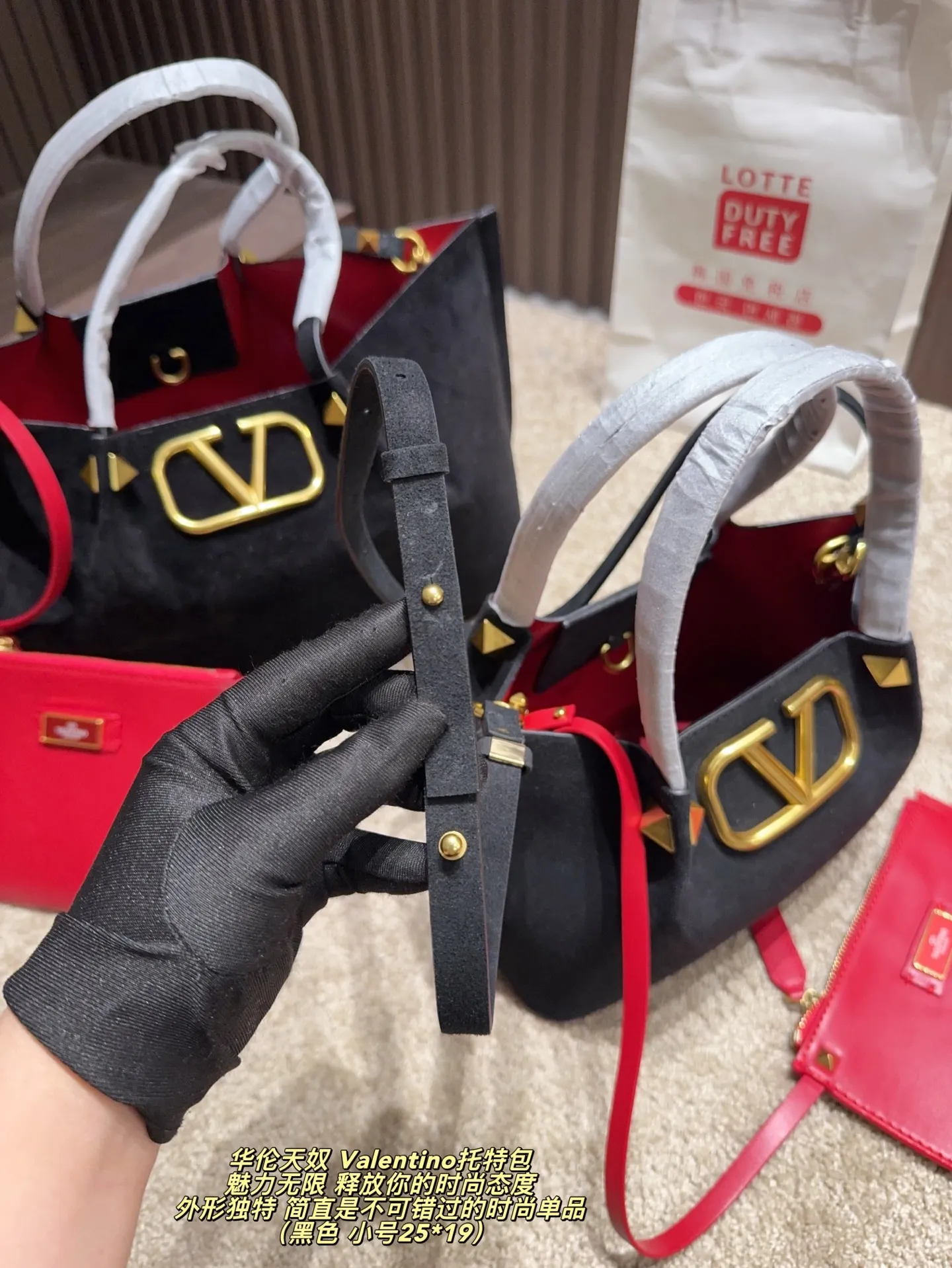 Large p380 without box ⚠️ size 37*24 Small size P370 without box ⚠️ size 25*19 Valentino tote bag has unlimited charm and unleashes your fashion attitude. It has a unique appearance and many cute colors to choose from. It is a fashion item not to be missed. It is different from the softness of canvas bags. It gives a free and easy feeling when carried on the body. It is super textured and is loved by fashionistas.