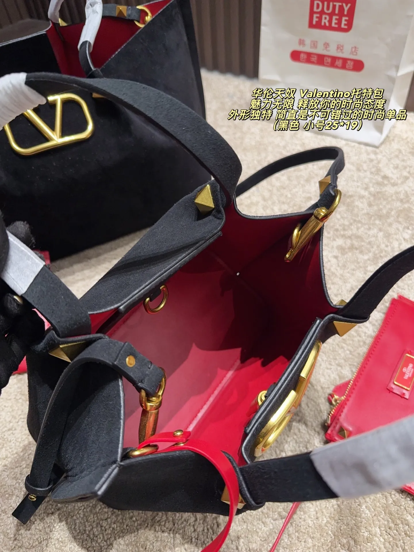 Large p380 without box ⚠️ size 37*24 Small size P370 without box ⚠️ size 25*19 Valentino tote bag has unlimited charm and unleashes your fashion attitude. It has a unique appearance and many cute colors to choose from. It is a fashion item not to be missed. It is different from the softness of canvas bags. It gives a free and easy feeling when carried on the body. It is super textured and is loved by fashionistas.