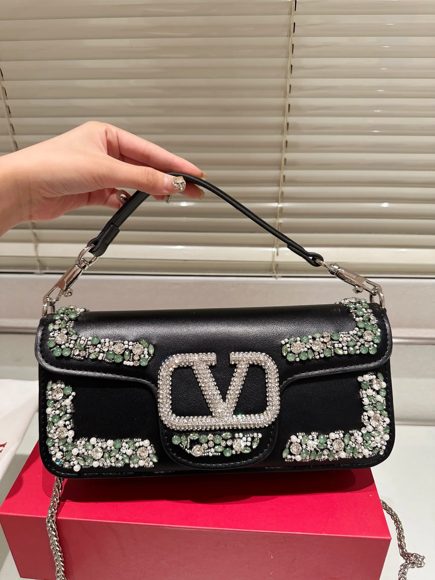 Large P410 Folding Box ⚠️Size 26.11 Valentino Loco Shoulder Bag Overflowing with Sophistication This Look Is Very Versatile No matter how you carry it, you won’t feel any pressure. Which girl can resist such a beautiful bag?