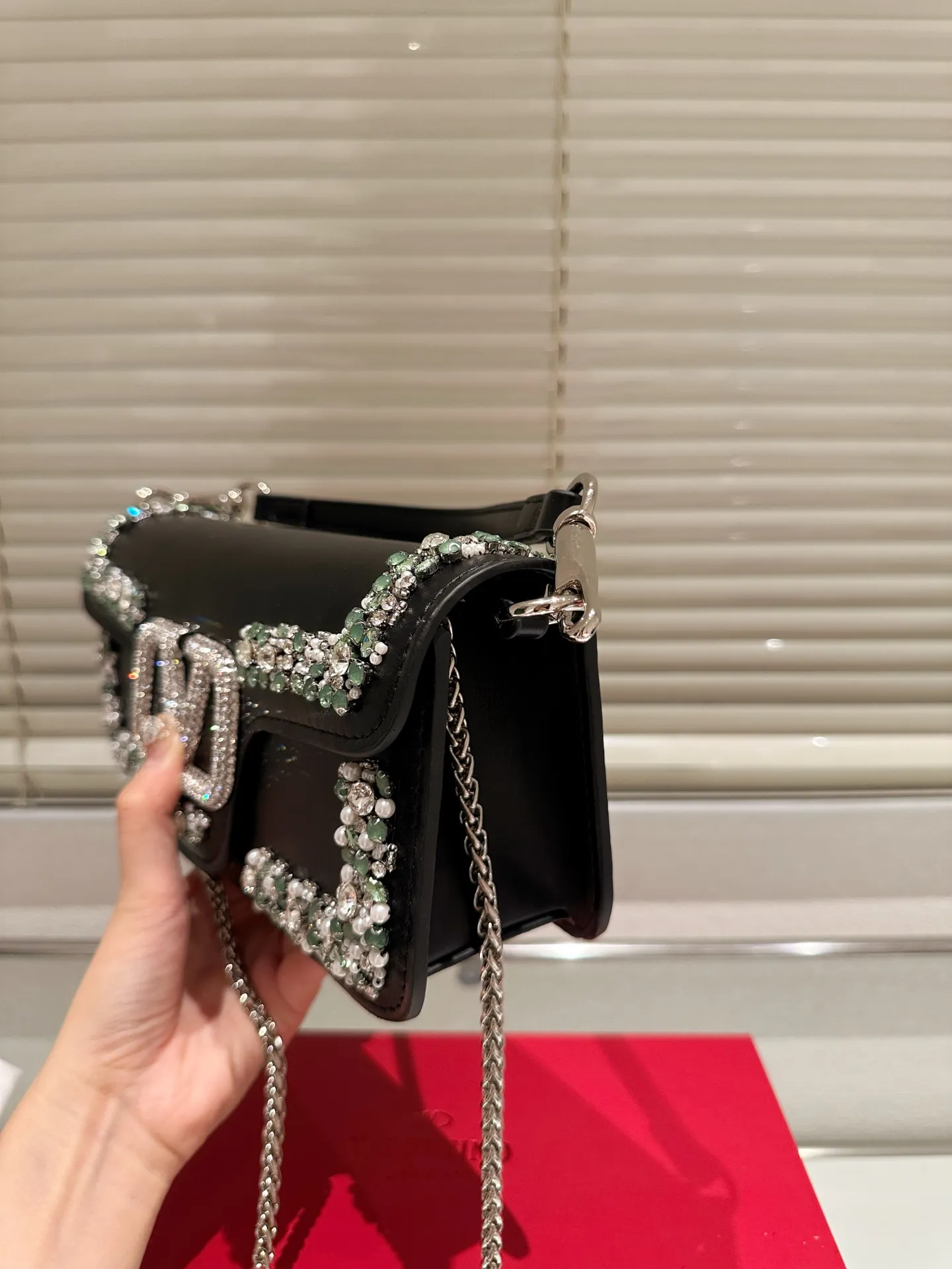 Large P410 Folding Box ⚠️Size 26.11 Valentino Loco Shoulder Bag Overflowing with Sophistication This Look Is Very Versatile No matter how you carry it, you won’t feel any pressure. Which girl can resist such a beautiful bag?