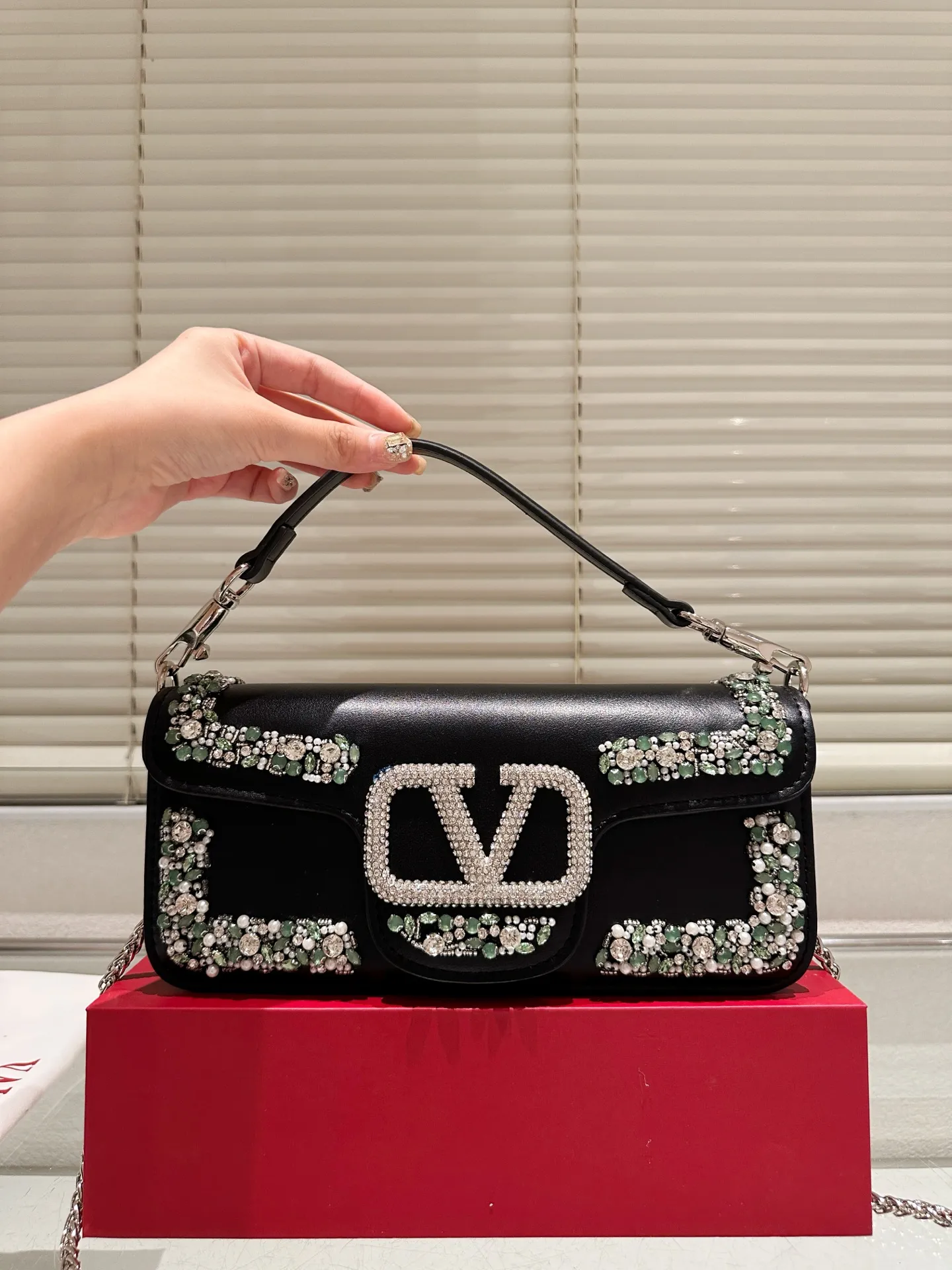 Large P410 Folding Box ⚠️Size 26.11 Valentino Loco Shoulder Bag Overflowing with Sophistication This Look Is Very Versatile No matter how you carry it, you won’t feel any pressure. Which girl can resist such a beautiful bag?