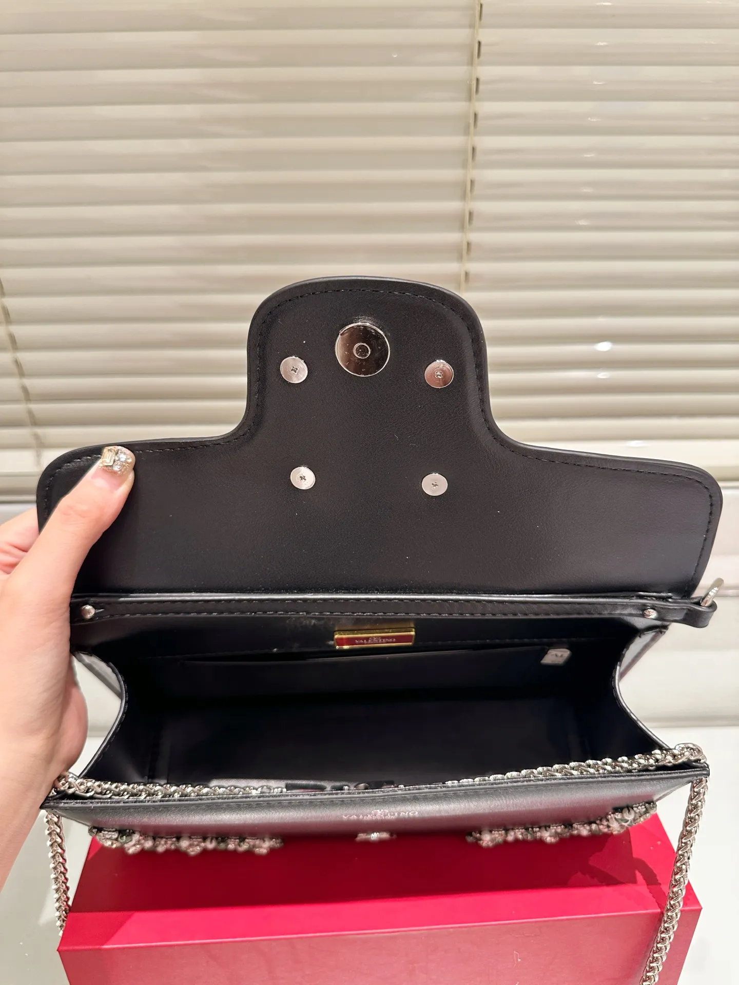 Large P410 Folding Box ⚠️Size 26.11 Valentino Loco Shoulder Bag Overflowing with Sophistication This Look Is Very Versatile No matter how you carry it, you won’t feel any pressure. Which girl can resist such a beautiful bag?