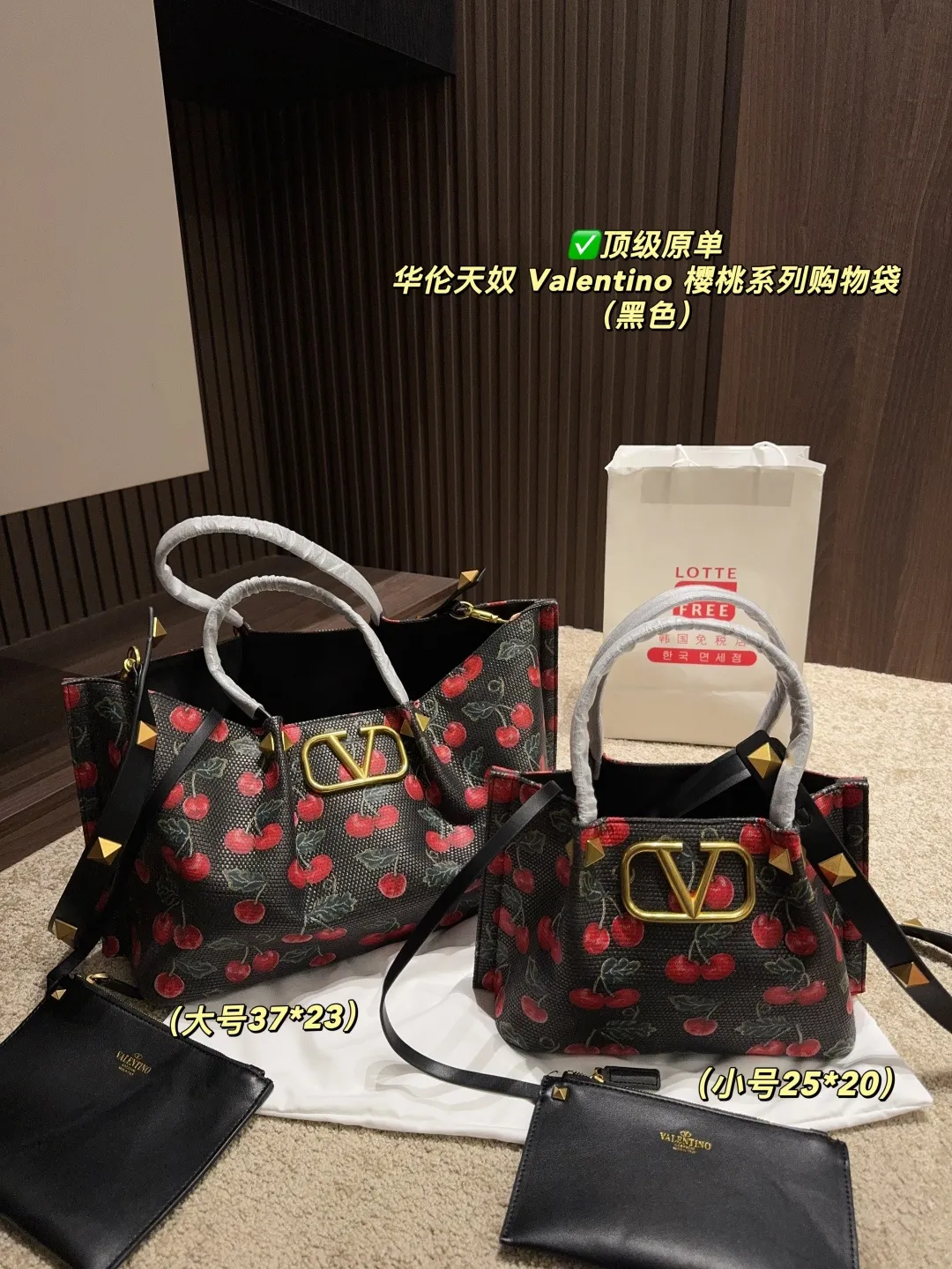 ✅Top original order Large p440 with box⚠️Size 37.23 Small p410 with box⚠️Size 25.20 Valentino Cherry Series Shopping Bag The bright cherries on the top are matched with dark green branches and leaves, and the retro pastoral style blows in, as if you have traveled to a romantic pastoral in one second🍃 The brown leather edging is extremely exquisite, and the iconic metal "V" buckle is even more eye-catching. The texture is instantly full and the sense of luxury is overwhelming✨This bag is super versatile and can be worn with a small skirt to show off its sweet temperament; paired with casual wear, it can show off its cool and handsome side, lighting up the overall look in minutes. Carry it on your back when you go out, and you will be a sweet and cool girl that everyone loves