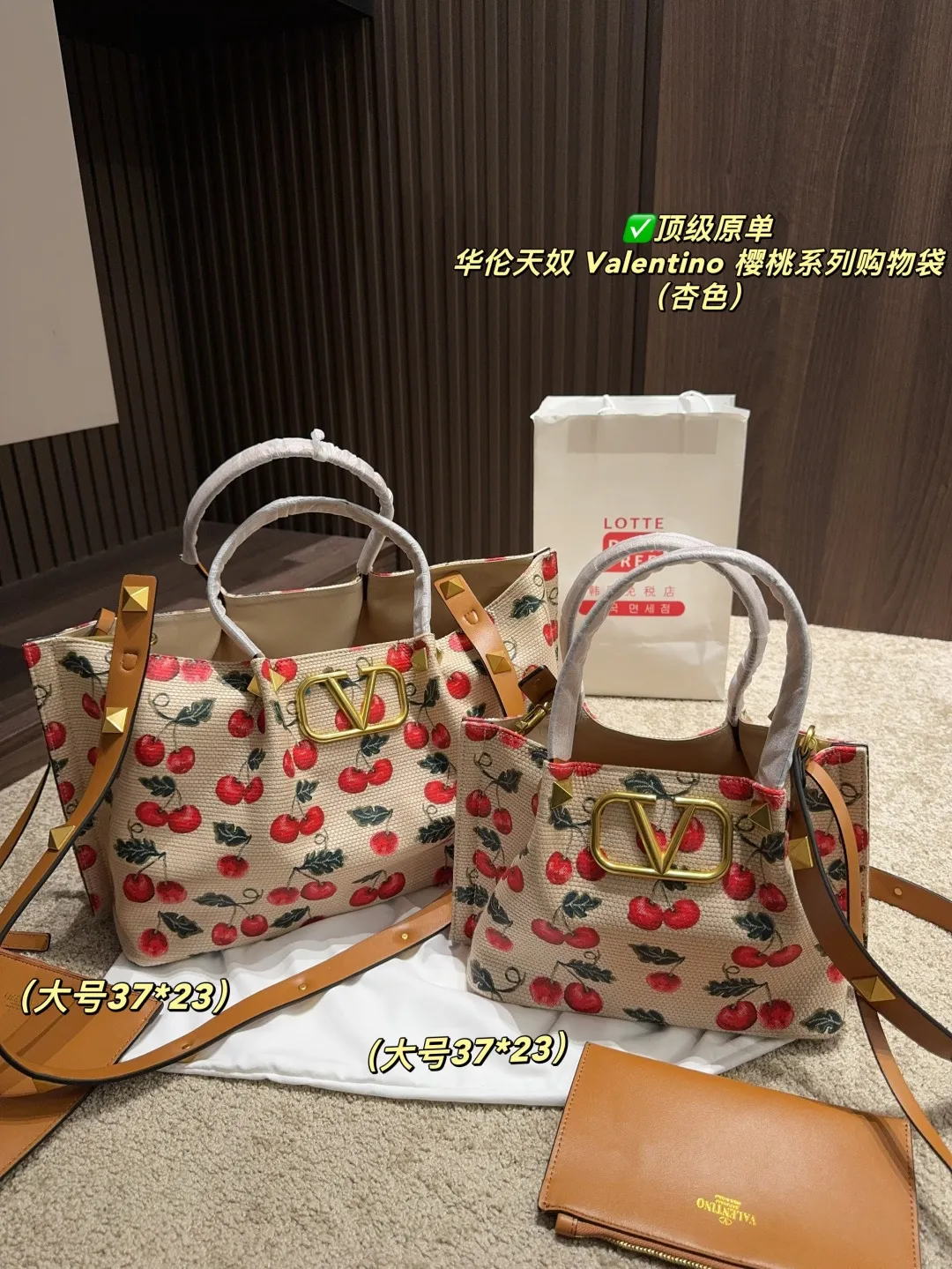 ✅Top original order Large p440 with box⚠️Size 37.23 Small p410 with box⚠️Size 25.20 Valentino Cherry Series Shopping Bag The bright cherries on the top are matched with dark green branches and leaves, and the retro pastoral style blows in, as if you have traveled to a romantic pastoral in one second🍃 The brown leather edging is extremely exquisite, and the iconic metal "V" buckle is even more eye-catching. The texture is instantly full and the sense of luxury is overwhelming✨This bag is super versatile and can be worn with a small skirt to show off its sweet temperament; paired with casual wear, it can show off its cool and handsome side, lighting up the overall look in minutes. Carry it on your back when you go out, and you will be a sweet and cool girl that everyone loves