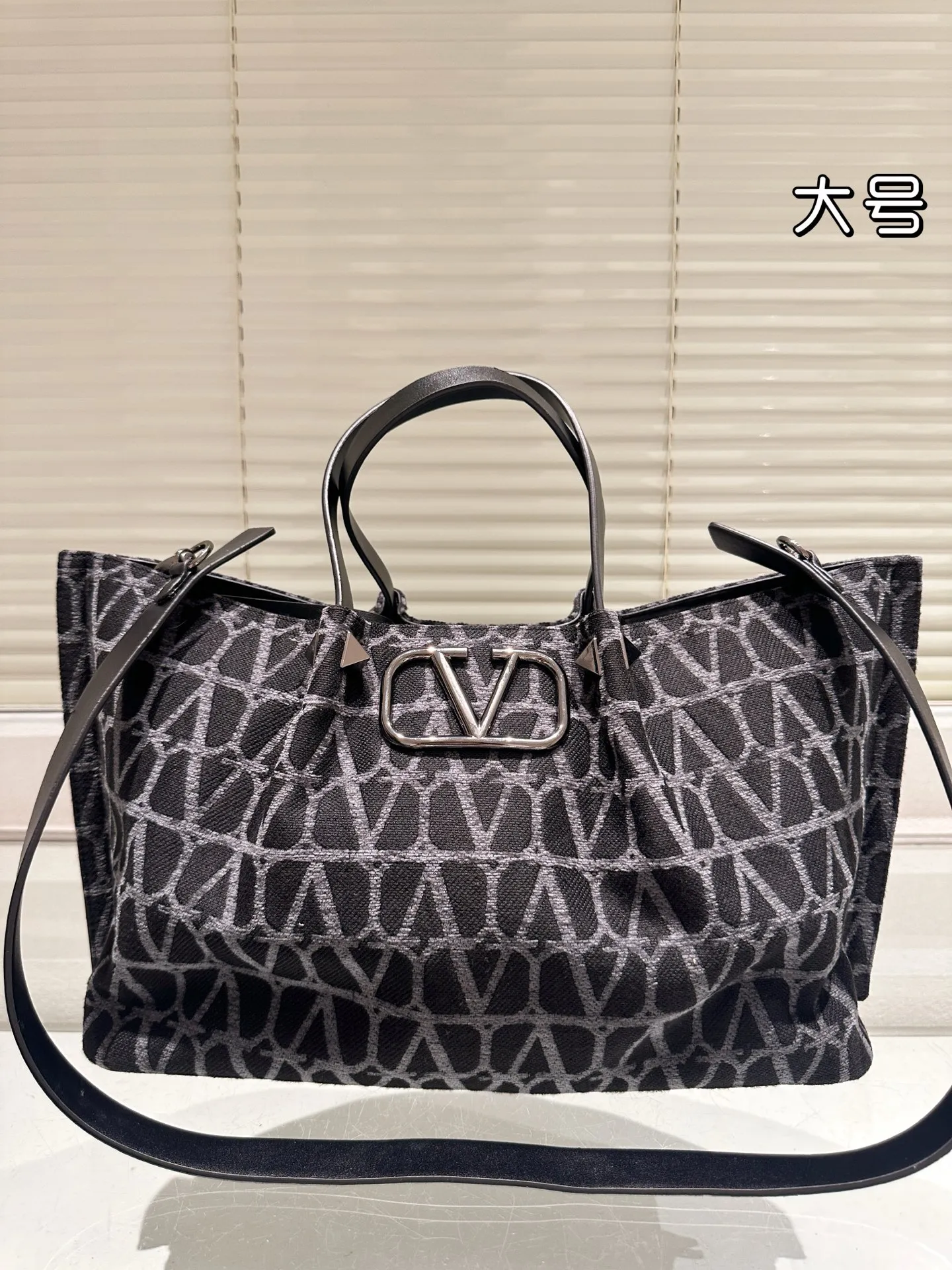P390⚠️Size 37.24 Valentino handbag can be worn cross-body. It has a retro feel. It is high-end yet elegant. It has a great sense of atmosphere. It can be worn for commuting, leisure and dating.