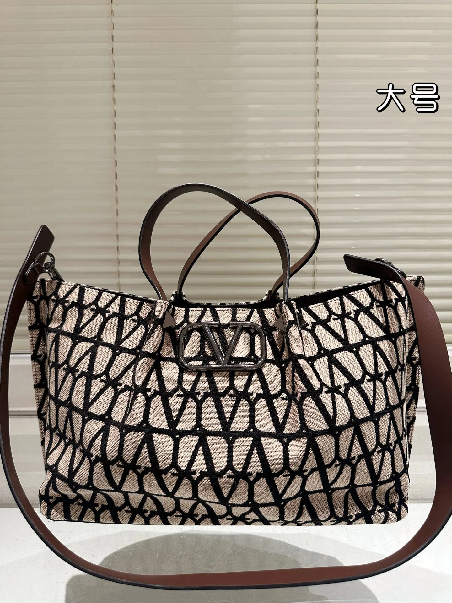 P390⚠️Size 37.24 Valentino handbag can be worn cross-body. It has a retro feel. It is high-end yet elegant. It has a great sense of atmosphere. It can be worn for commuting, leisure and dating.
