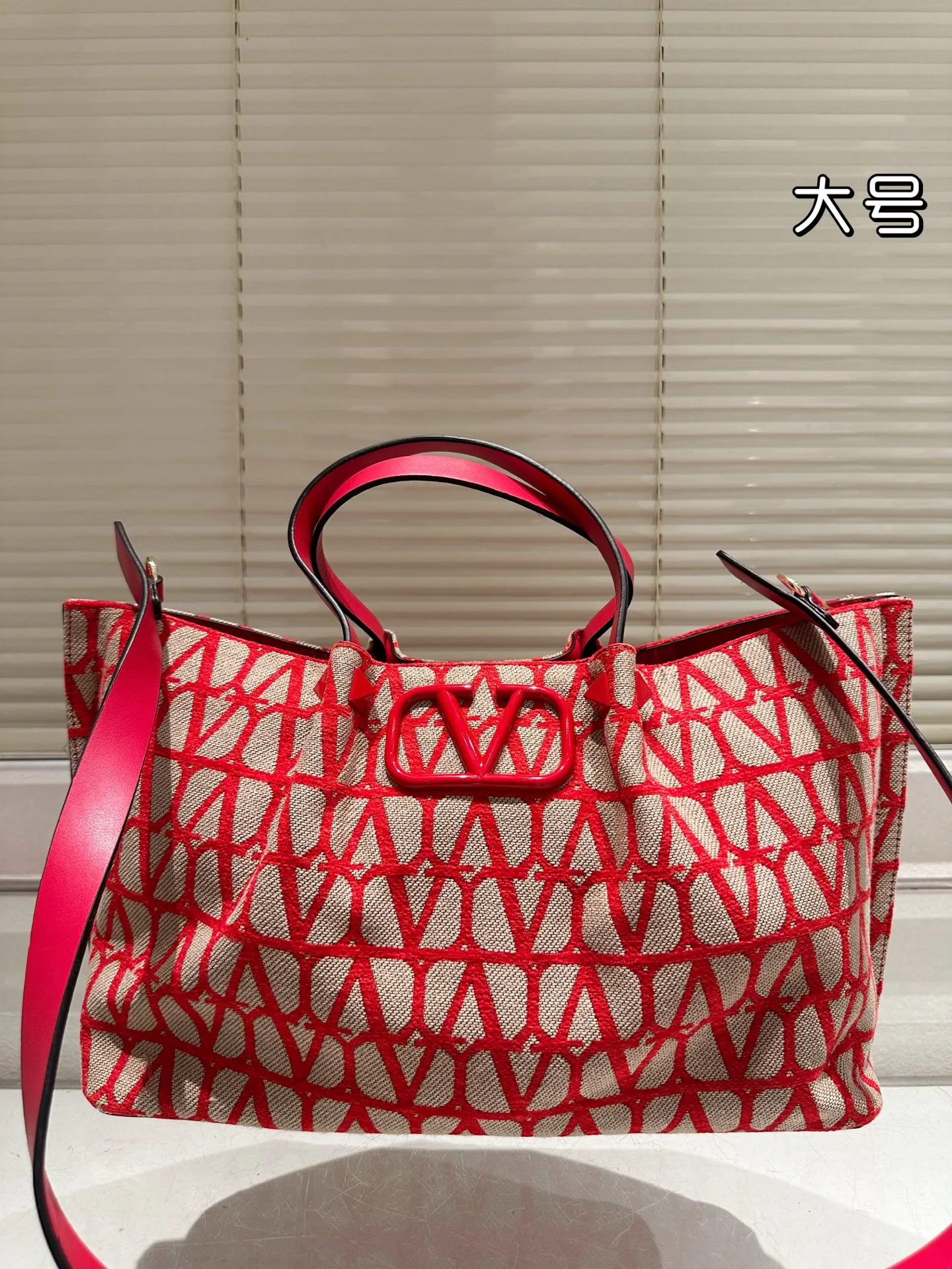 P390⚠️Size 37.24 Valentino handbag can be worn cross-body. It has a retro feel. It is high-end yet elegant. It has a great sense of atmosphere. It can be worn for commuting, leisure and dating.