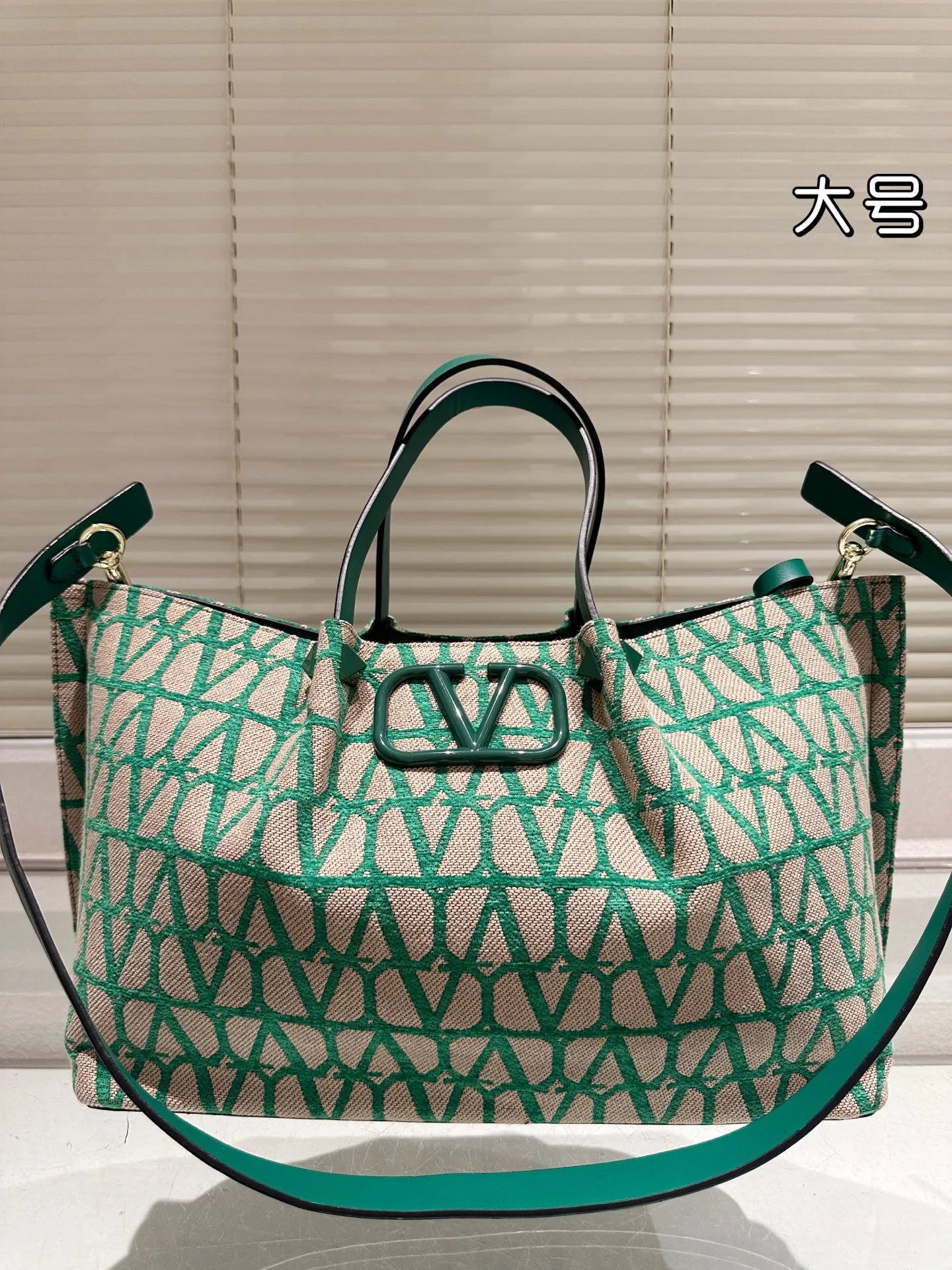 P390⚠️Size 37.24 Valentino handbag can be worn cross-body. It has a retro feel. It is high-end yet elegant. It has a great sense of atmosphere. It can be worn for commuting, leisure and dating.