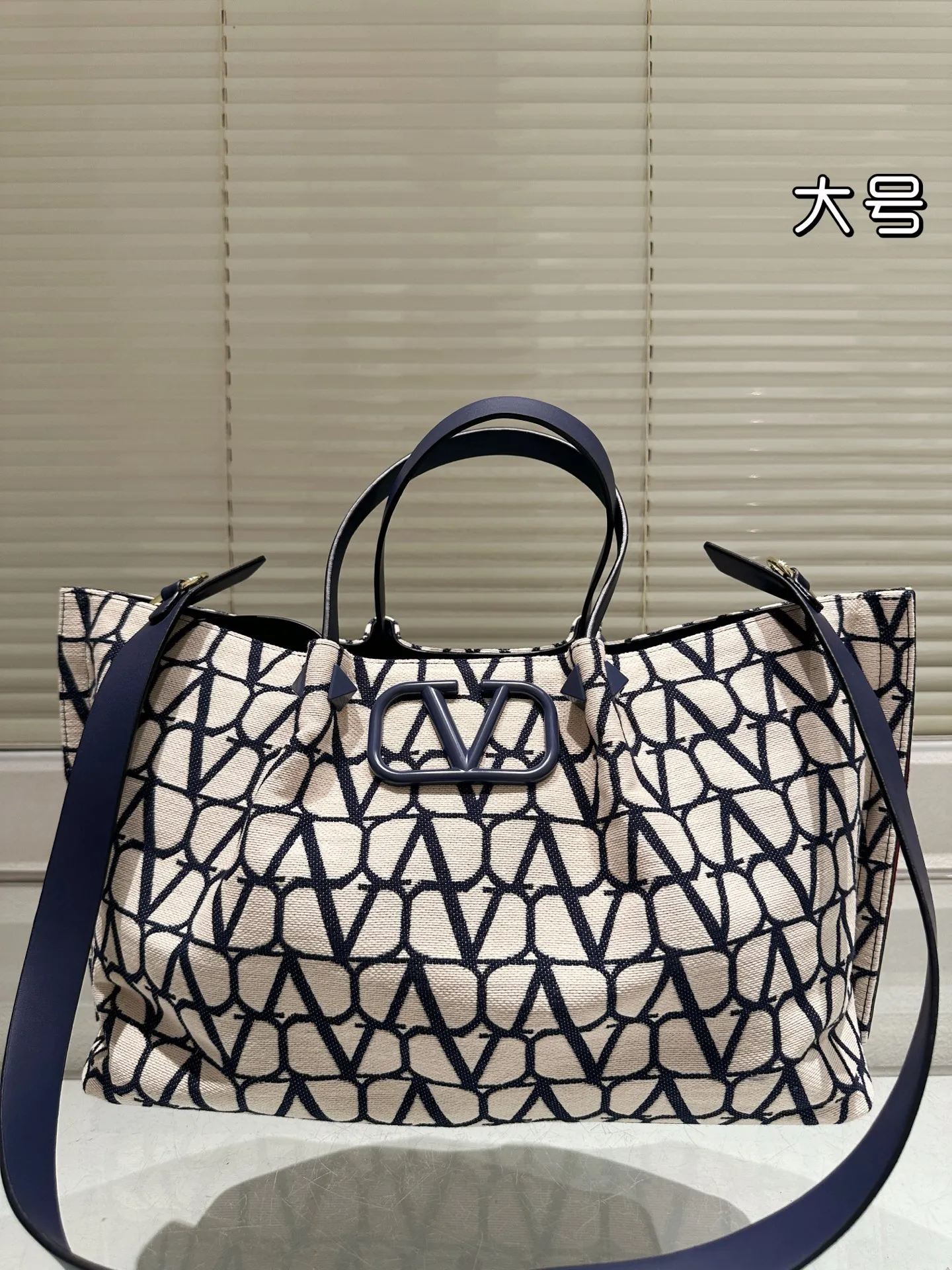 P390⚠️Size 37.24 Valentino handbag can be worn cross-body. It has a retro feel. It is high-end yet elegant. It has a great sense of atmosphere. It can be worn for commuting, leisure and dating.