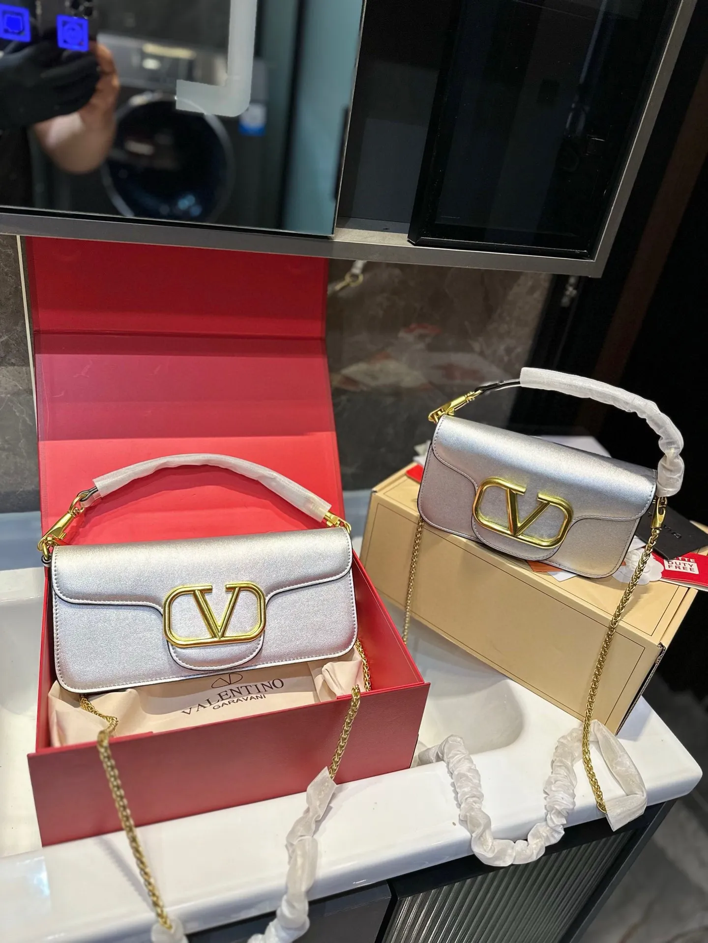 ❤️p300/125 (gift box packaging)❤️ Valentino chain bag Loco, metallic texture, big logo, simple bag silhouette unlocks fashion charm, can be salty or sweet, makes you the most beautiful girl on the street, very versatile yyds h size: 27 13/19 10