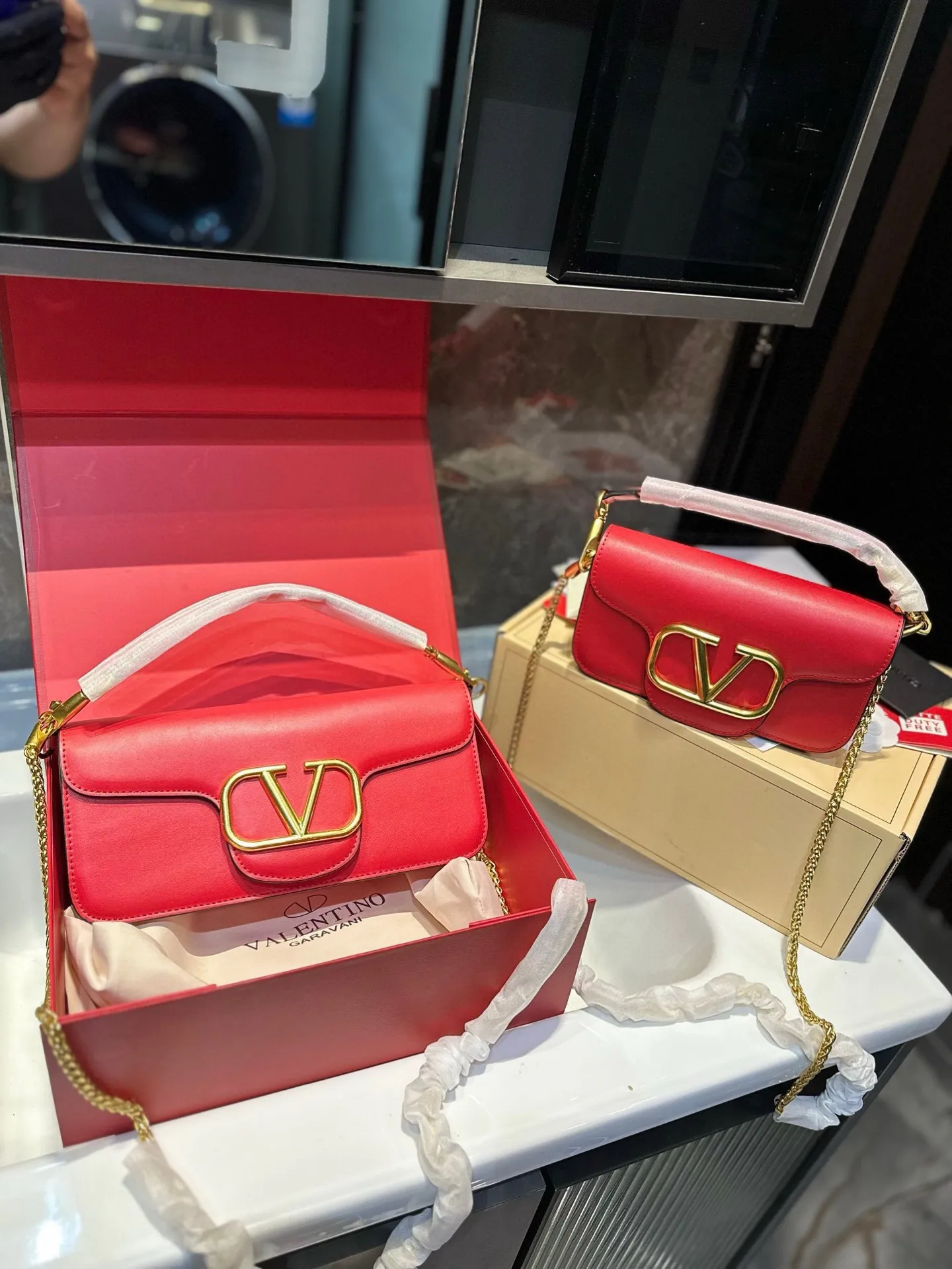 ❤️p300/125 (gift box packaging)❤️ Valentino chain bag Loco, metallic texture, big logo, simple bag silhouette unlocks fashion charm, can be salty or sweet, makes you the most beautiful girl on the street, very versatile yyds h size: 27 13/19 10