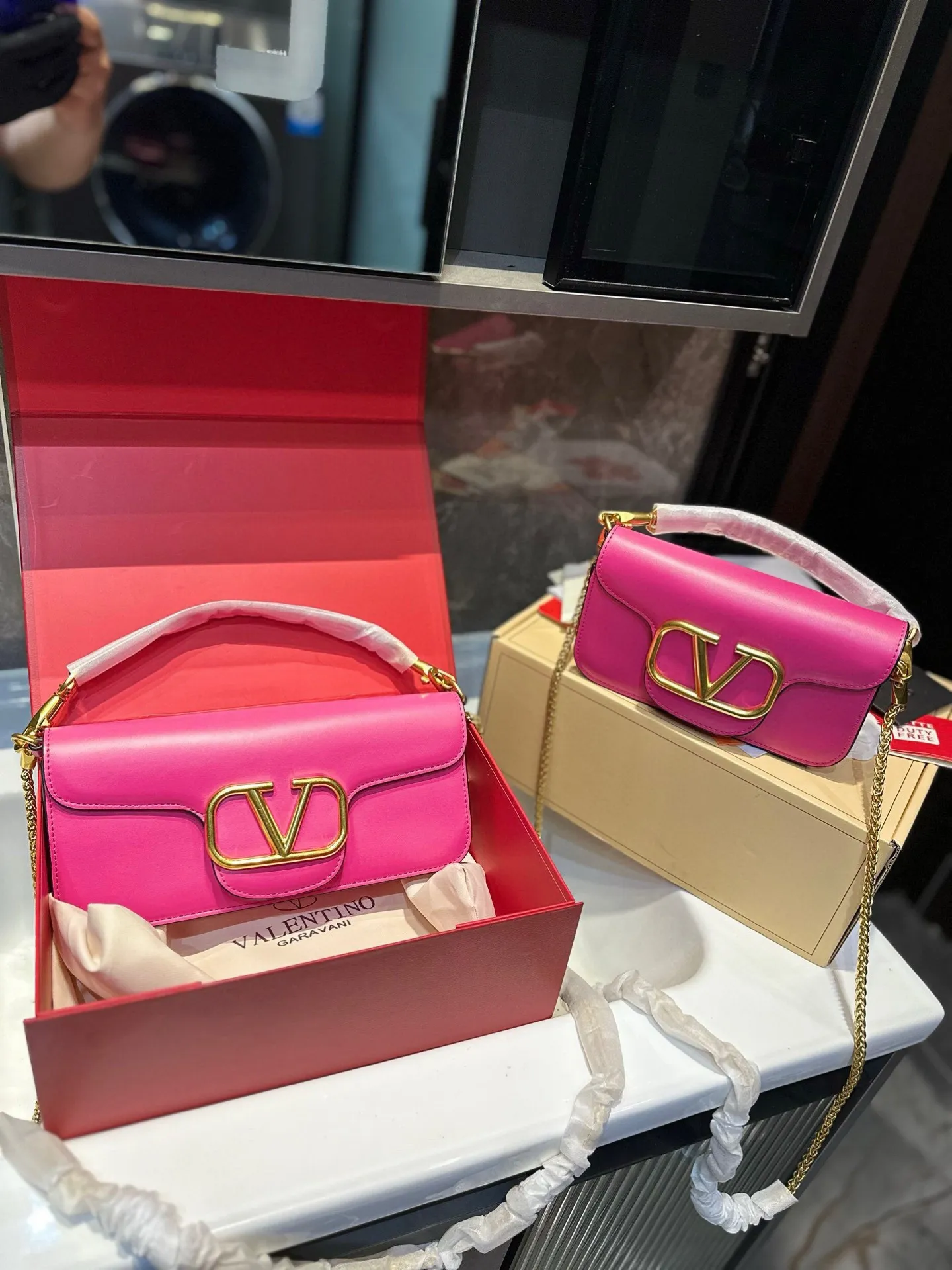 ❤️p300/125 (gift box packaging)❤️ Valentino chain bag Loco, metallic texture, big logo, simple bag silhouette unlocks fashion charm, can be salty or sweet, makes you the most beautiful girl on the street, very versatile yyds h size: 27 13/19 10