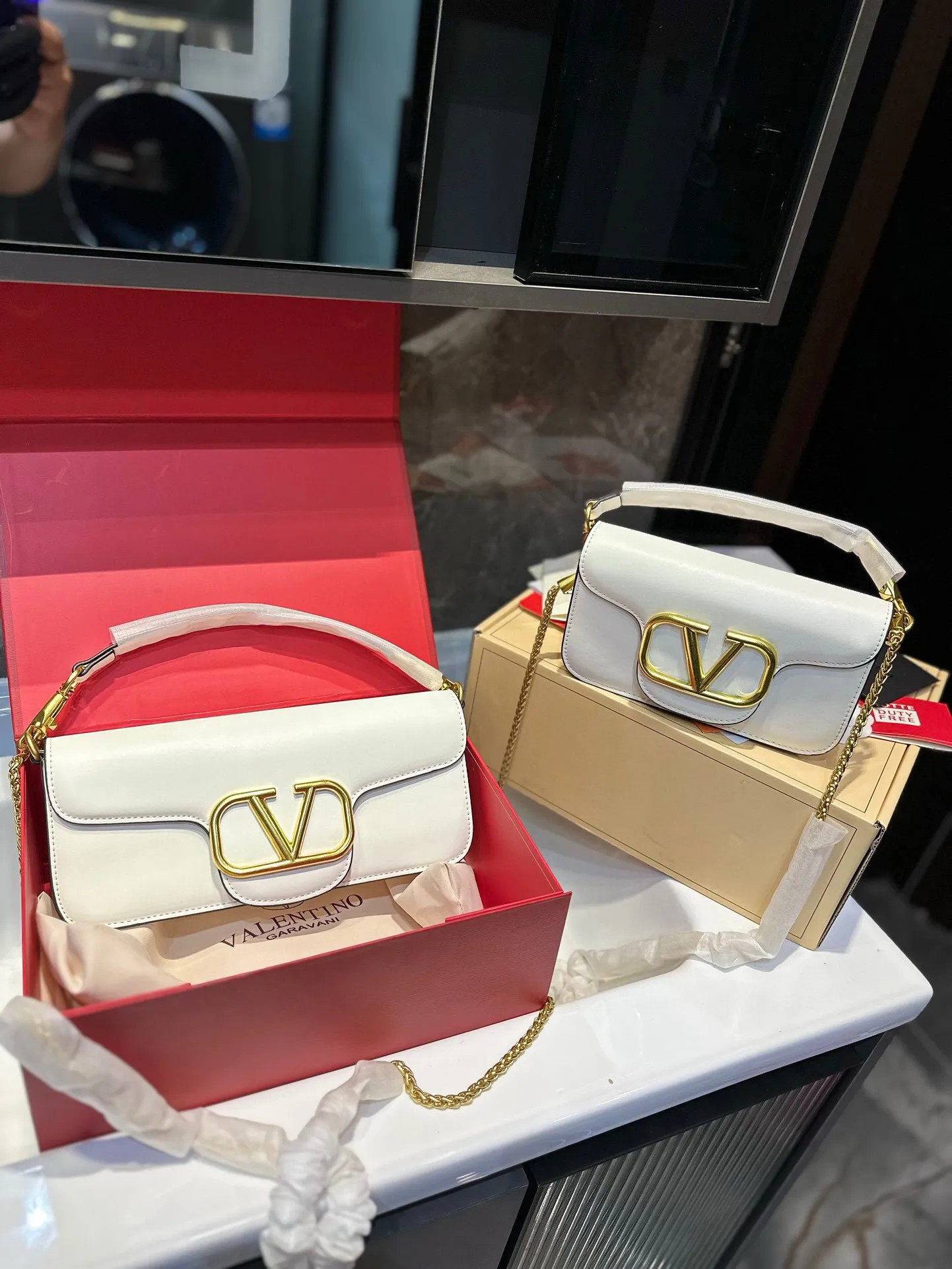 ❤️p300/125 (gift box packaging)❤️ Valentino chain bag Loco, metallic texture, big logo, simple bag silhouette unlocks fashion charm, can be salty or sweet, makes you the most beautiful girl on the street, very versatile yyds h size: 27 13/19 10