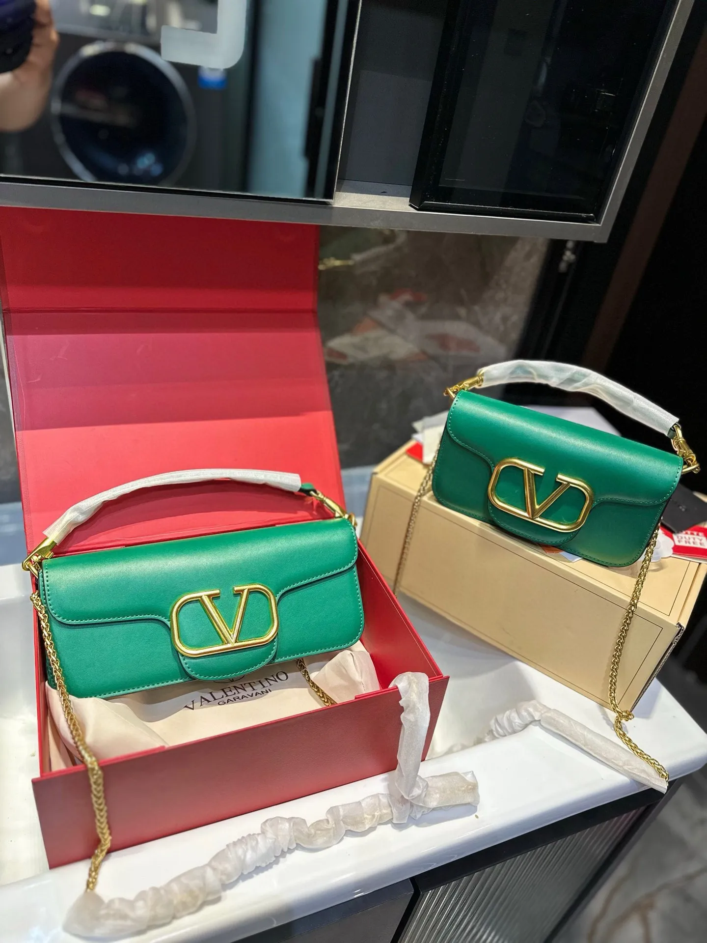❤️p300/125 (gift box packaging)❤️ Valentino chain bag Loco, metallic texture, big logo, simple bag silhouette unlocks fashion charm, can be salty or sweet, makes you the most beautiful girl on the street, very versatile yyds h size: 27 13/19 10