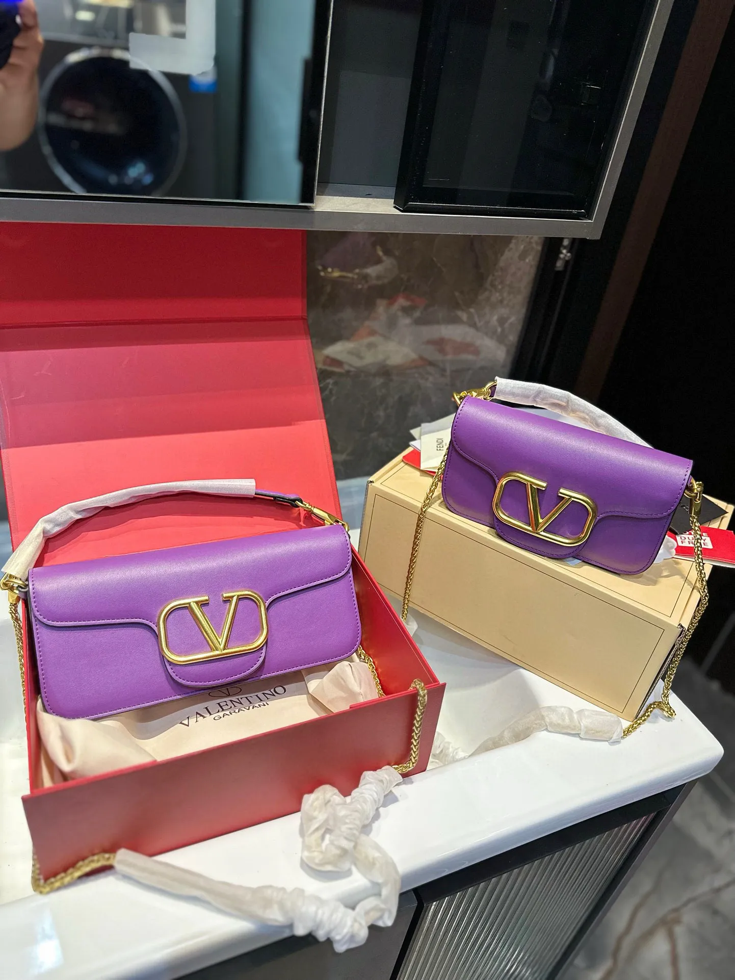 ❤️p300/125 (gift box packaging)❤️ Valentino chain bag Loco, metallic texture, big logo, simple bag silhouette unlocks fashion charm, can be salty or sweet, makes you the most beautiful girl on the street, very versatile yyds h size: 27 13/19 10