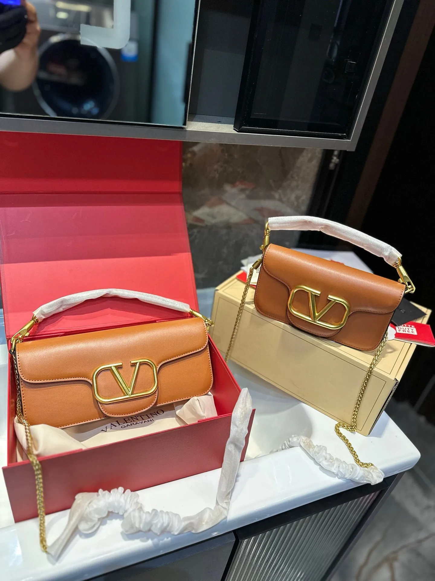 ❤️p300/125 (gift box packaging)❤️ Valentino chain bag Loco, metallic texture, big logo, simple bag silhouette unlocks fashion charm, can be salty or sweet, makes you the most beautiful girl on the street, very versatile yyds h size: 27 13/19 10