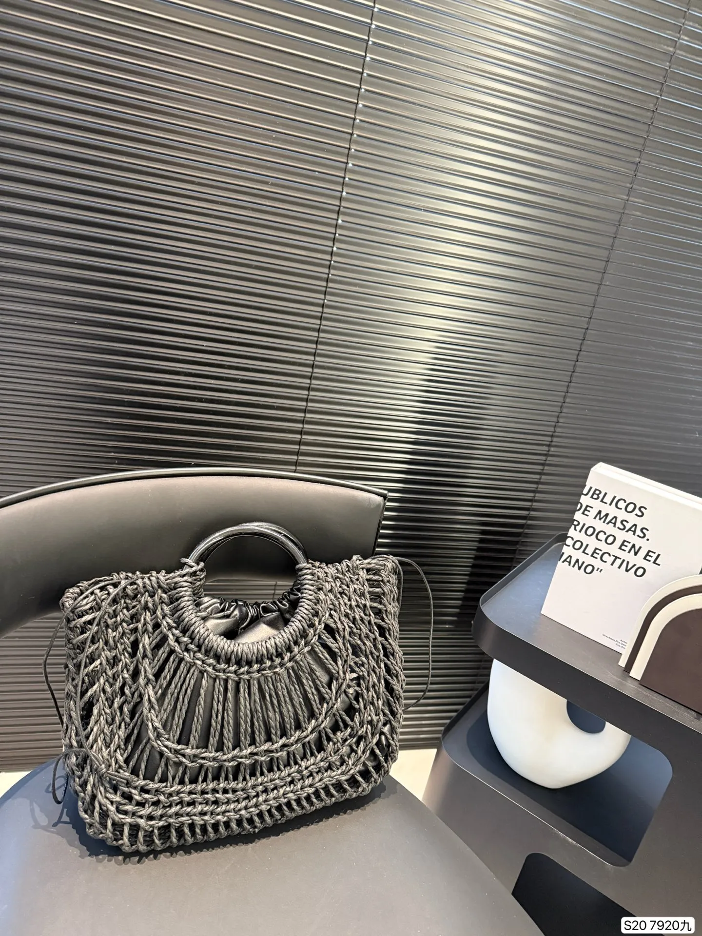 P300 comes with box Valentino Valentino woven bag 24 spring and summer has a strong holiday style, but it is also suitable for daily life. I feel that I have to have a bag like this. After all, no one wants to refuse the waves and the beach. Size: 30 22 Item No. 7920