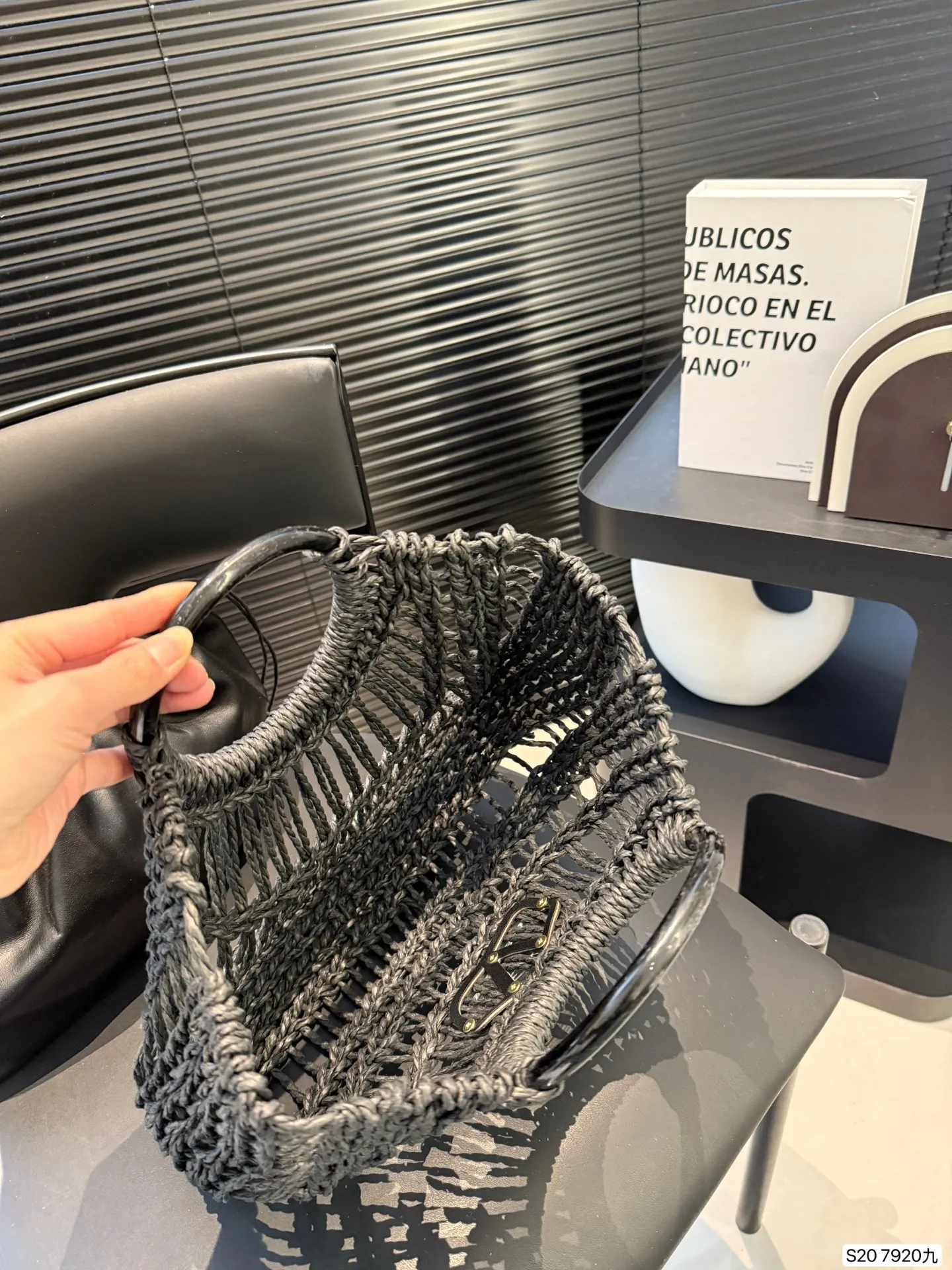 P300 comes with box Valentino Valentino woven bag 24 spring and summer has a strong holiday style, but it is also suitable for daily life. I feel that I have to have a bag like this. After all, no one wants to refuse the waves and the beach. Size: 30 22 Item No. 7920