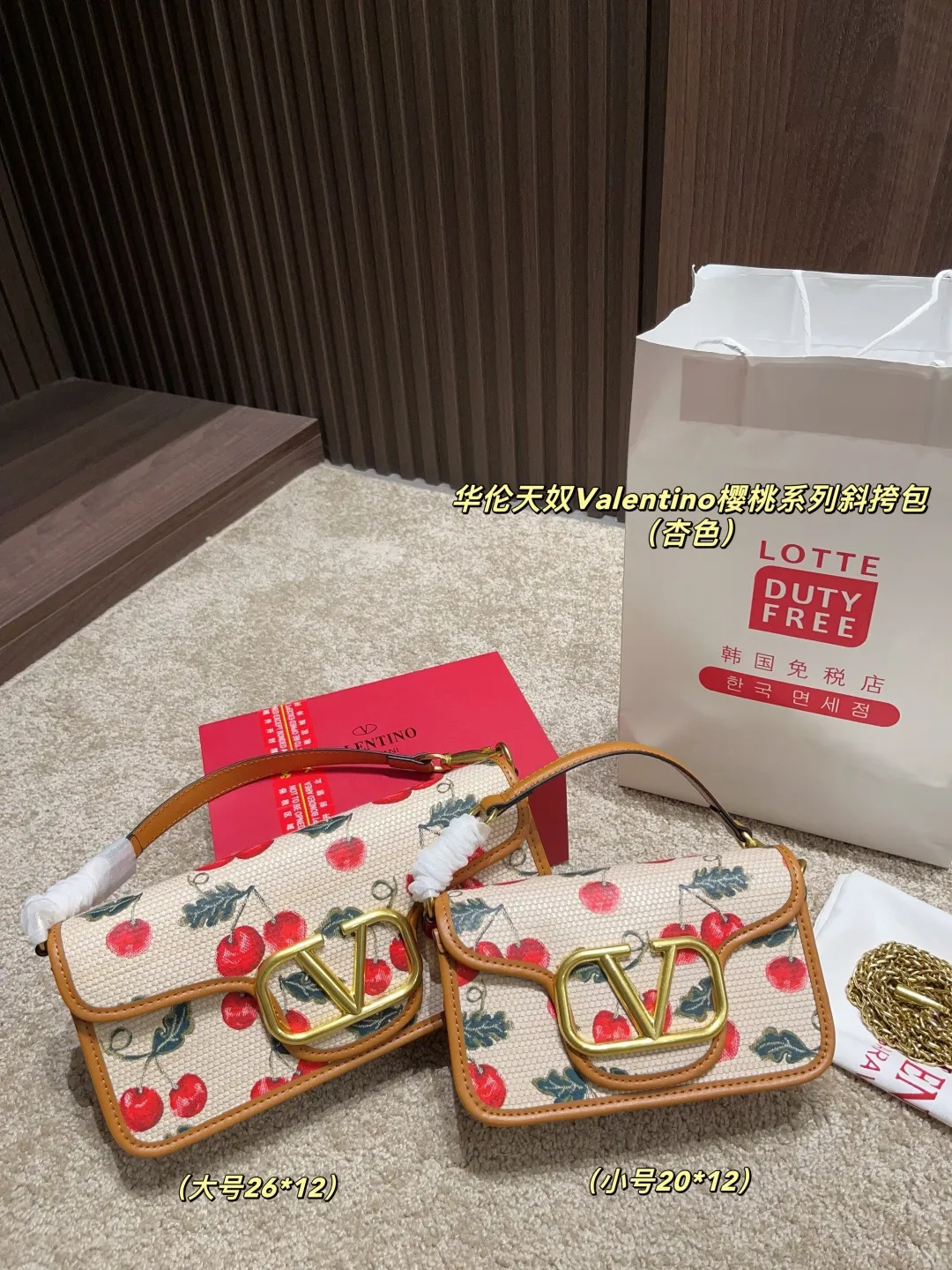 Large p350 with box ⚠️ size 26.12 Small p340 with box ⚠️ size 20.12 Valentino Cherry Series Crossbody Bag Spring and Summer Series, rich colors, complex patterns and multi-layered materials create a strong visual impact. Freen is easy to control, elegant and sexy ~ conveying the romance and vitality of spring and summer, injecting new vitality into the brand!
