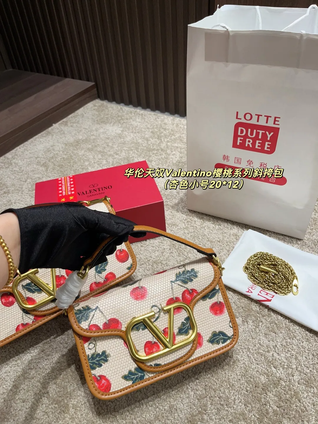 Large p350 with box ⚠️ size 26.12 Small p340 with box ⚠️ size 20.12 Valentino Cherry Series Crossbody Bag Spring and Summer Series, rich colors, complex patterns and multi-layered materials create a strong visual impact. Freen is easy to control, elegant and sexy ~ conveying the romance and vitality of spring and summer, injecting new vitality into the brand!