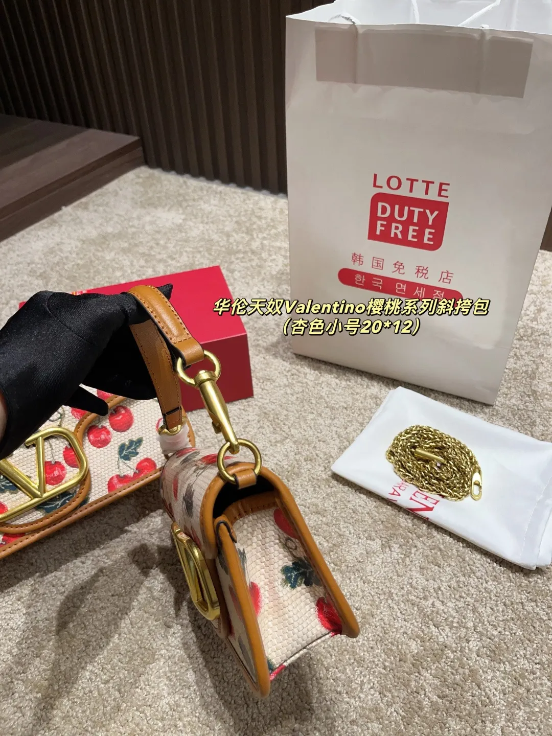 Large p350 with box ⚠️ size 26.12 Small p340 with box ⚠️ size 20.12 Valentino Cherry Series Crossbody Bag Spring and Summer Series, rich colors, complex patterns and multi-layered materials create a strong visual impact. Freen is easy to control, elegant and sexy ~ conveying the romance and vitality of spring and summer, injecting new vitality into the brand!