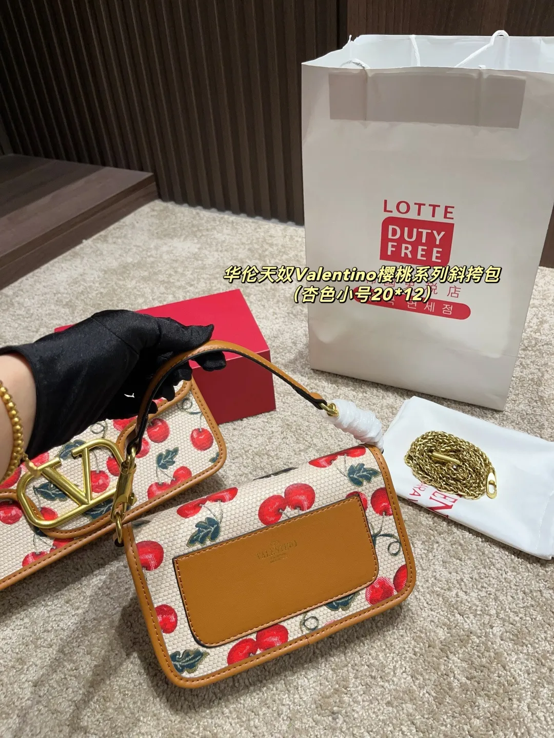 Large p350 with box ⚠️ size 26.12 Small p340 with box ⚠️ size 20.12 Valentino Cherry Series Crossbody Bag Spring and Summer Series, rich colors, complex patterns and multi-layered materials create a strong visual impact. Freen is easy to control, elegant and sexy ~ conveying the romance and vitality of spring and summer, injecting new vitality into the brand!