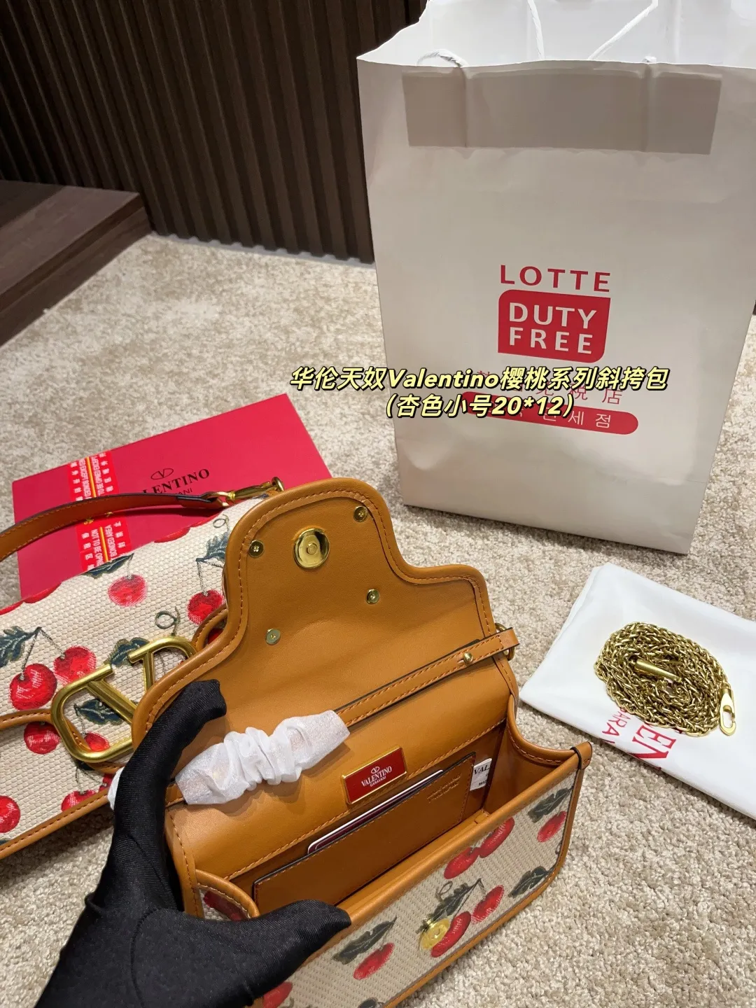 Large p350 with box ⚠️ size 26.12 Small p340 with box ⚠️ size 20.12 Valentino Cherry Series Crossbody Bag Spring and Summer Series, rich colors, complex patterns and multi-layered materials create a strong visual impact. Freen is easy to control, elegant and sexy ~ conveying the romance and vitality of spring and summer, injecting new vitality into the brand!