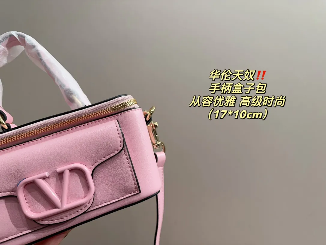 P270 comes with box ⚠️Size 17.10 Valentino handle box bag. It’s fashionable and easy to handle. It doesn’t look old-fashioned and goes well with it. And Dan’s beauty and temperament have such a high bonus~ I love this calmness and elegance.