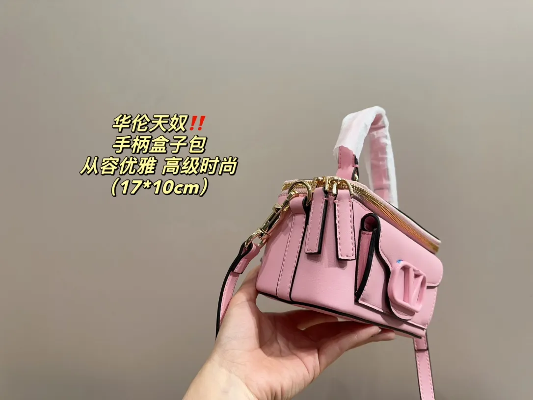 P270 comes with box ⚠️Size 17.10 Valentino handle box bag. It’s fashionable and easy to handle. It doesn’t look old-fashioned and goes well with it. And Dan’s beauty and temperament have such a high bonus~ I love this calmness and elegance.