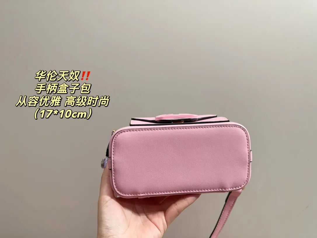 P270 comes with box ⚠️Size 17.10 Valentino handle box bag. It’s fashionable and easy to handle. It doesn’t look old-fashioned and goes well with it. And Dan’s beauty and temperament have such a high bonus~ I love this calmness and elegance.