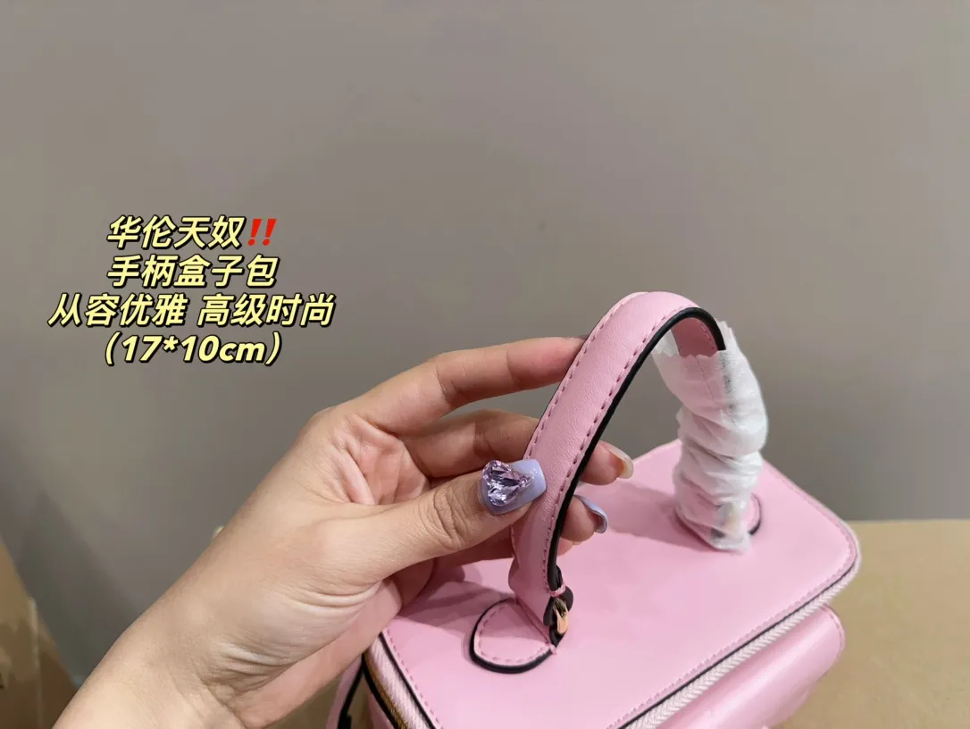 P270 comes with box ⚠️Size 17.10 Valentino handle box bag. It’s fashionable and easy to handle. It doesn’t look old-fashioned and goes well with it. And Dan’s beauty and temperament have such a high bonus~ I love this calmness and elegance.