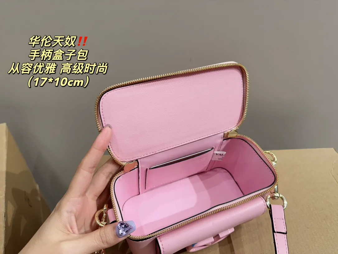 P270 comes with box ⚠️Size 17.10 Valentino handle box bag. It’s fashionable and easy to handle. It doesn’t look old-fashioned and goes well with it. And Dan’s beauty and temperament have such a high bonus~ I love this calmness and elegance.