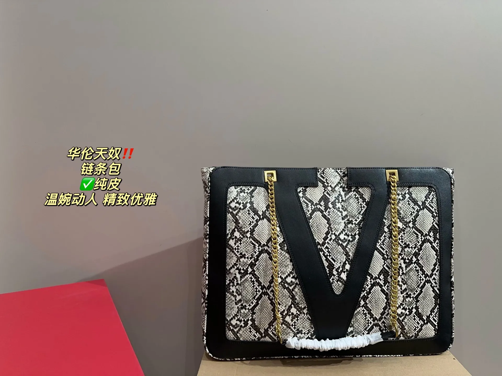 ✅Pure leather P420 with folding box ⚠️Size 44.33 Valentino chain bag I bought this one immediately when I saw it! It really shows off your temperament. I can already imagine how elegant it would look with a dress~ It can be worn cross-body or carried under the armpit, which is very convenient!
