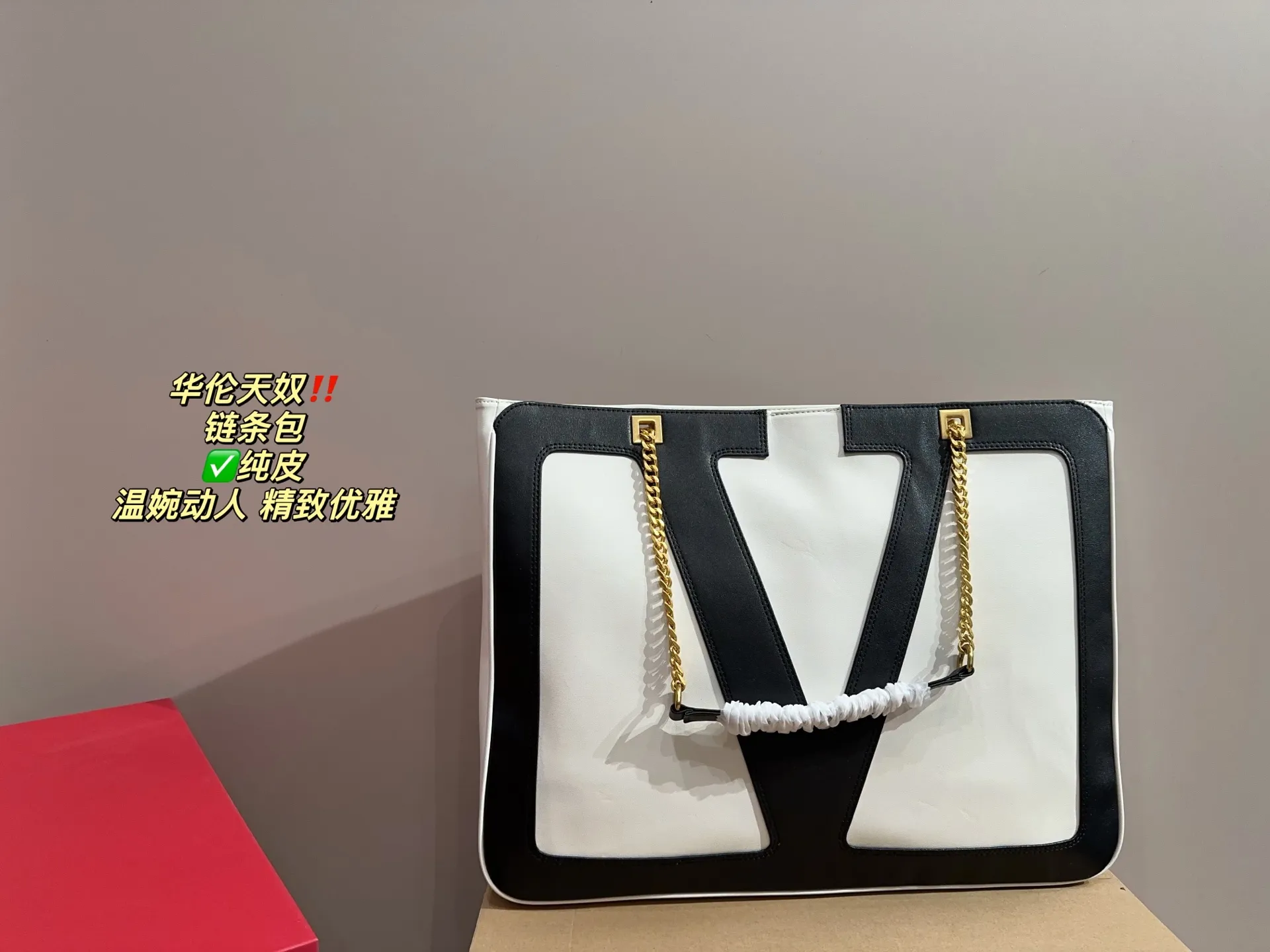 ✅Pure leather P420 with folding box ⚠️Size 44.33 Valentino chain bag I bought this one immediately when I saw it! It really shows off your temperament. I can already imagine how elegant it would look with a dress~ It can be worn cross-body or carried under the armpit, which is very convenient!