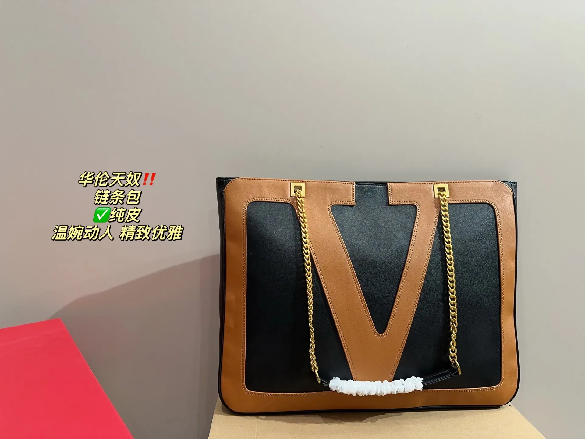 ✅Pure leather P420 with folding box ⚠️Size 44.33 Valentino chain bag I bought this one immediately when I saw it! It really shows off your temperament. I can already imagine how elegant it would look with a dress~ It can be worn cross-body or carried under the armpit, which is very convenient!
