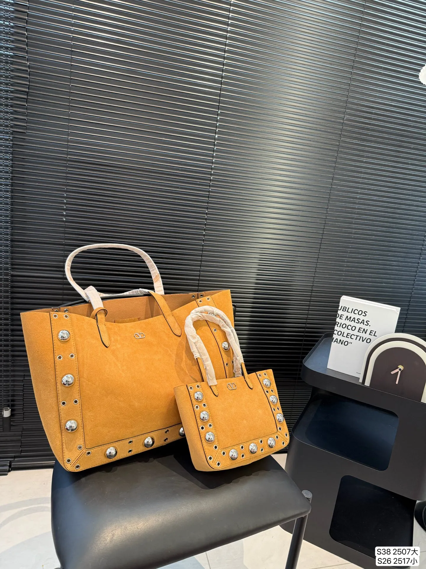 Large P480 Small P360 Valentino Tote Willow Tote New Autumn Favorite | Practical Versatile Bags Autumn is here, don’t you feel like it’s time to add new members to your wardrobe and bags? This versatile bag is definitely the best choice! Not only is it large in capacity, it can hold daily necessities, but it is also full of design details. Pair it with any style of outfit to create a fashionable look easily. Whether it is daily commuting or weekend gatherings, it can be perfectly held! Come and get the same style! Sizes large 40 30 small 21 16.5 Item number large 2507 small 2517