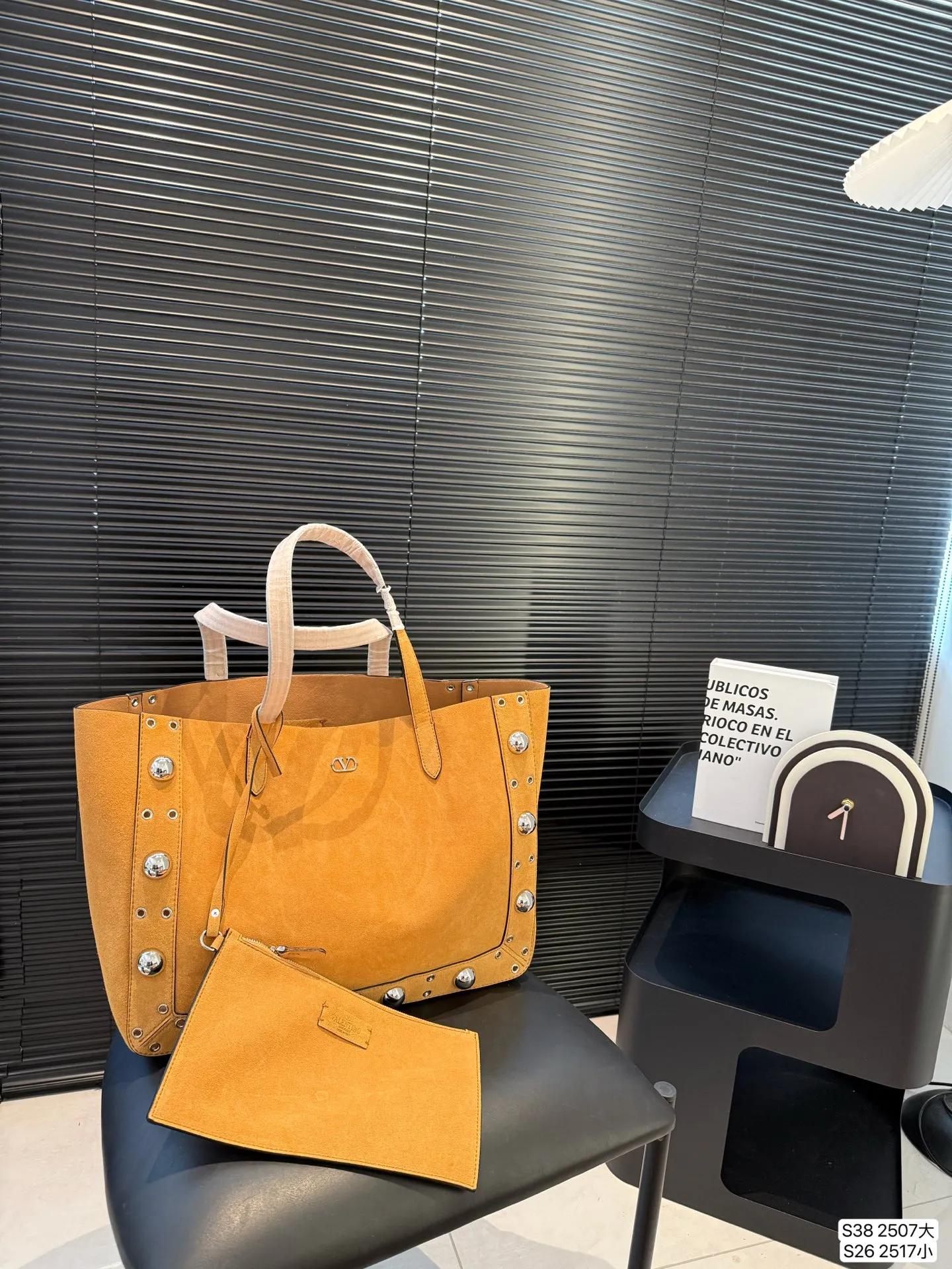 Large P480 Small P360 Valentino Tote Willow Tote New Autumn Favorite | Practical Versatile Bags Autumn is here, don’t you feel like it’s time to add new members to your wardrobe and bags? This versatile bag is definitely the best choice! Not only is it large in capacity, it can hold daily necessities, but it is also full of design details. Pair it with any style of outfit to create a fashionable look easily. Whether it is daily commuting or weekend gatherings, it can be perfectly held! Come and get the same style! Sizes large 40 30 small 21 16.5 Item number large 2507 small 2517