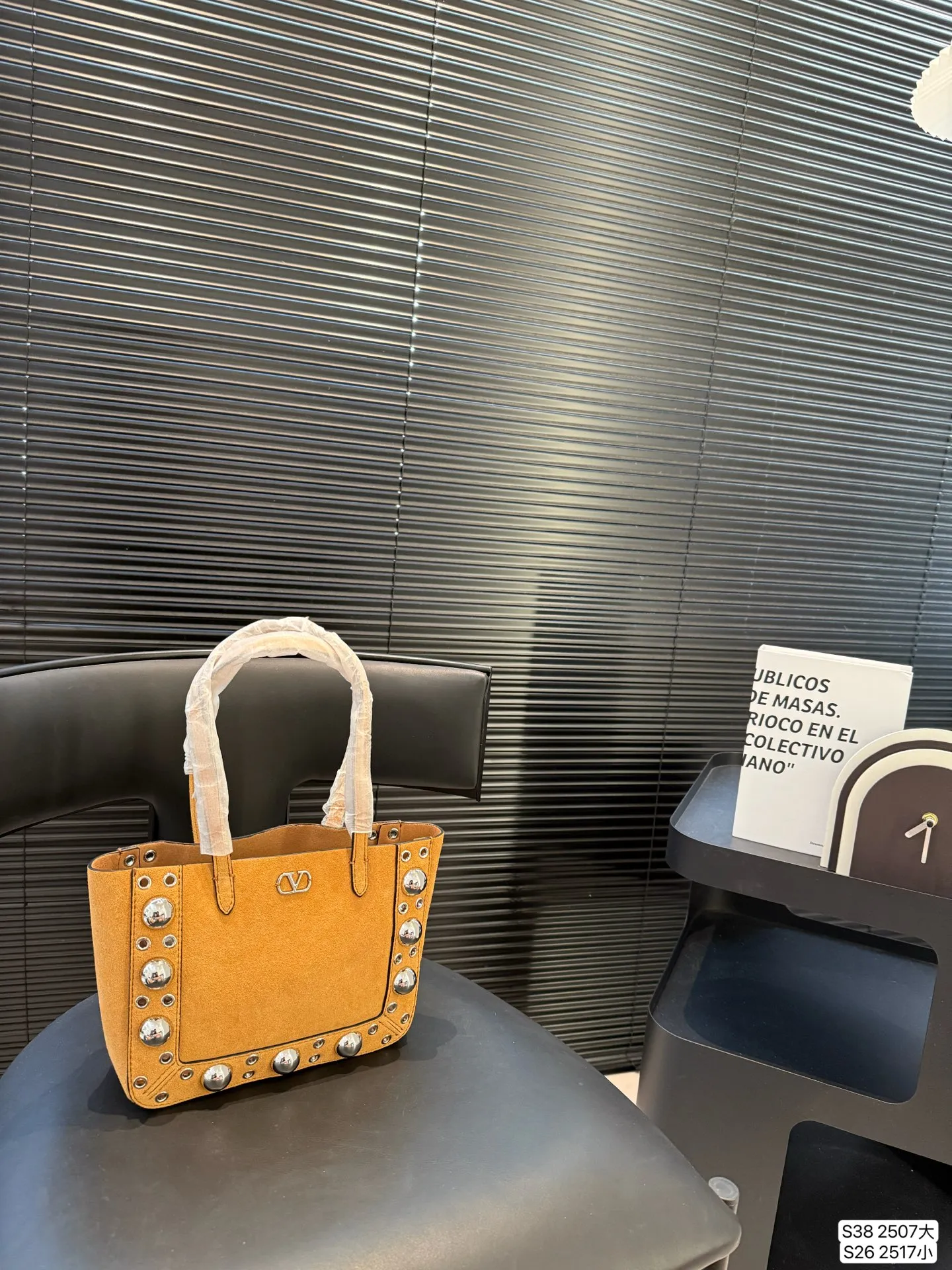 Large P480 Small P360 Valentino Tote Willow Tote New Autumn Favorite | Practical Versatile Bags Autumn is here, don’t you feel like it’s time to add new members to your wardrobe and bags? This versatile bag is definitely the best choice! Not only is it large in capacity, it can hold daily necessities, but it is also full of design details. Pair it with any style of outfit to create a fashionable look easily. Whether it is daily commuting or weekend gatherings, it can be perfectly held! Come and get the same style! Sizes large 40 30 small 21 16.5 Item number large 2507 small 2517