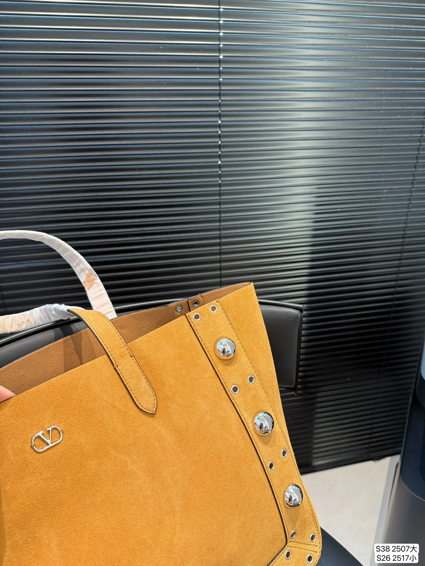 Large P480 Small P360 Valentino Tote Willow Tote New Autumn Favorite | Practical Versatile Bags Autumn is here, don’t you feel like it’s time to add new members to your wardrobe and bags? This versatile bag is definitely the best choice! Not only is it large in capacity, it can hold daily necessities, but it is also full of design details. Pair it with any style of outfit to create a fashionable look easily. Whether it is daily commuting or weekend gatherings, it can be perfectly held! Come and get the same style! Sizes large 40 30 small 21 16.5 Item number large 2507 small 2517
