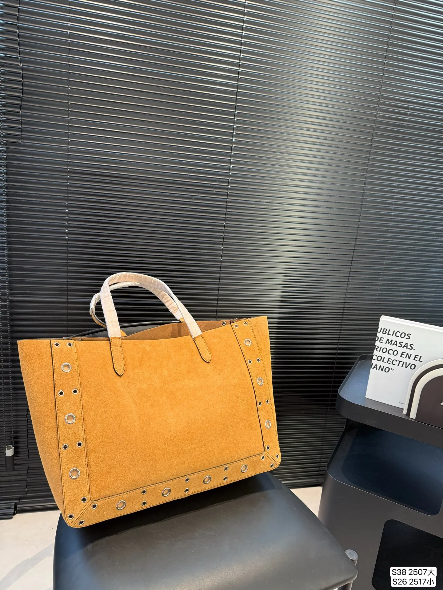 Large P480 Small P360 Valentino Tote Willow Tote New Autumn Favorite | Practical Versatile Bags Autumn is here, don’t you feel like it’s time to add new members to your wardrobe and bags? This versatile bag is definitely the best choice! Not only is it large in capacity, it can hold daily necessities, but it is also full of design details. Pair it with any style of outfit to create a fashionable look easily. Whether it is daily commuting or weekend gatherings, it can be perfectly held! Come and get the same style! Sizes large 40 30 small 21 16.5 Item number large 2507 small 2517