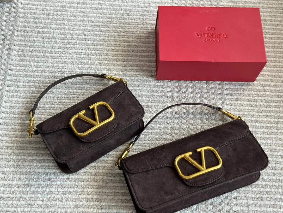 💰 360, 170 box size: 20 9cm 26 17cm Valentino new product! Who can resist this style? It’s totally okay to wear in autumn and winter~