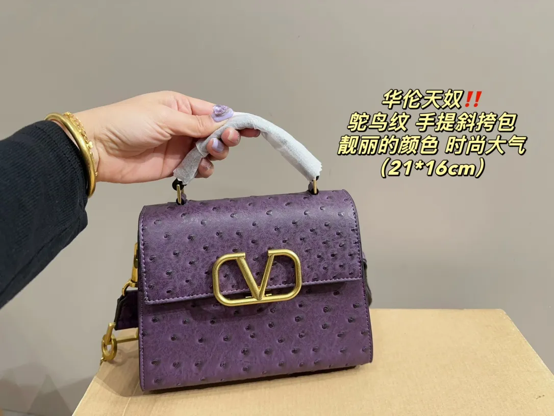 P340 comes with folding box⚠️Size 21.16 Valentino Ostrich pattern hand-held crossbody bag Very eye-catching color Good luck to beauties who like pink Good price in stock💗