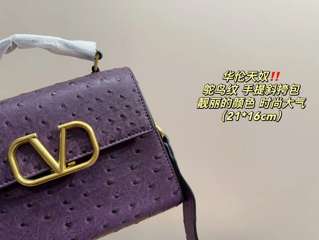 P340 comes with folding box⚠️Size 21.16 Valentino Ostrich pattern hand-held crossbody bag Very eye-catching color Good luck to beauties who like pink Good price in stock💗