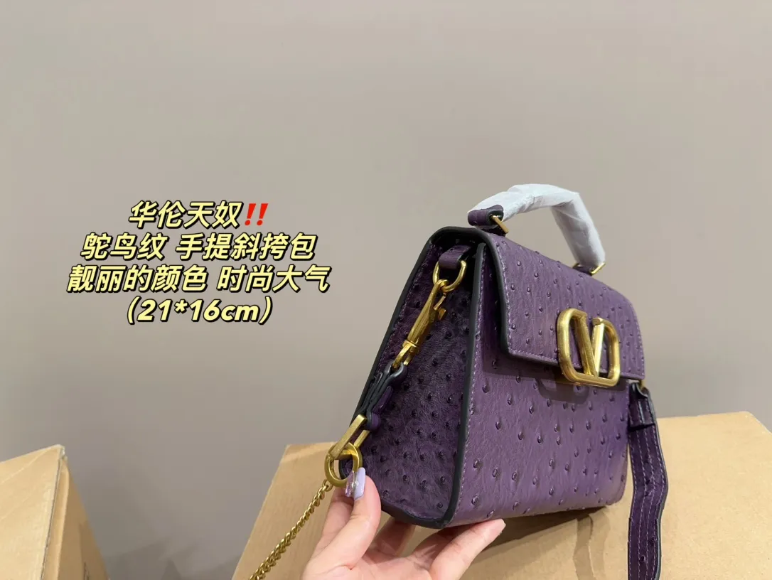 P340 comes with folding box⚠️Size 21.16 Valentino Ostrich pattern hand-held crossbody bag Very eye-catching color Good luck to beauties who like pink Good price in stock💗