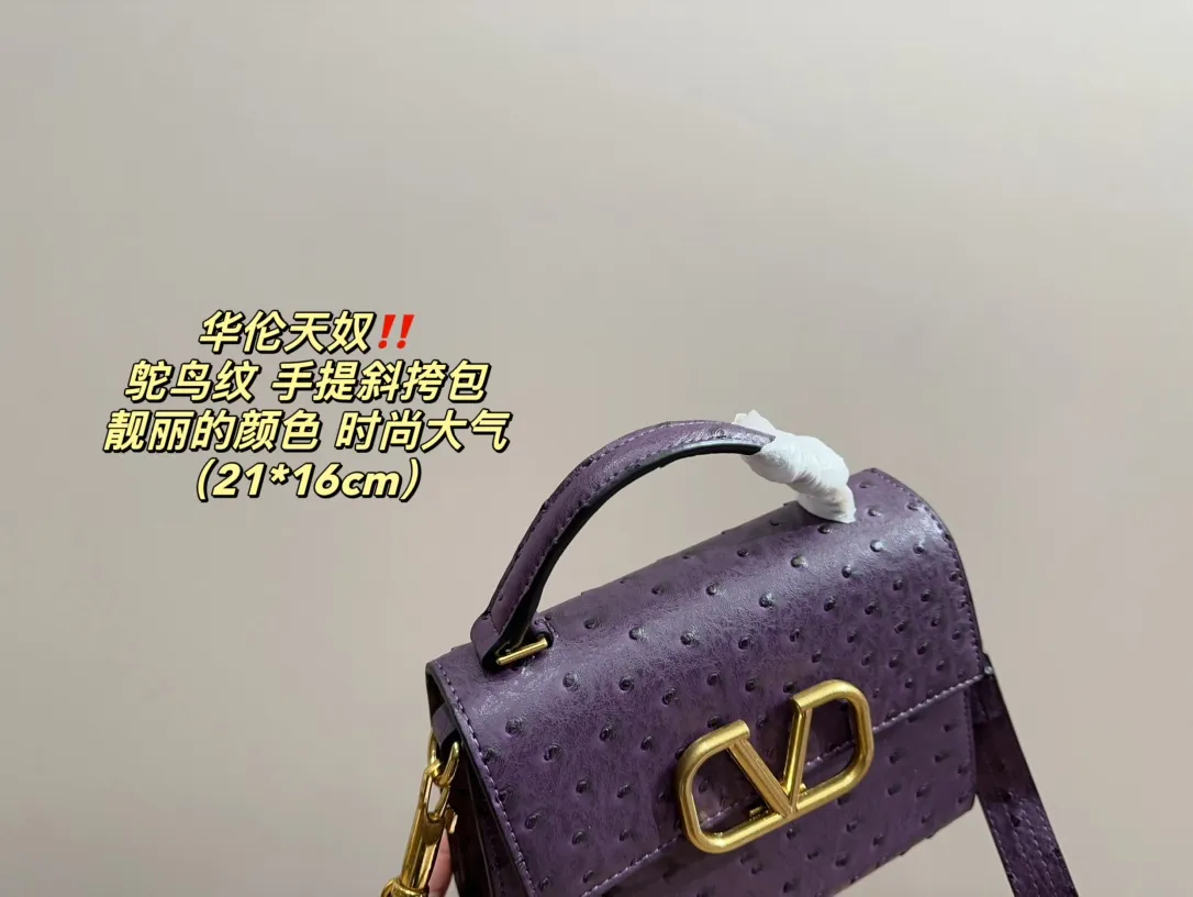 P340 comes with folding box⚠️Size 21.16 Valentino Ostrich pattern hand-held crossbody bag Very eye-catching color Good luck to beauties who like pink Good price in stock💗