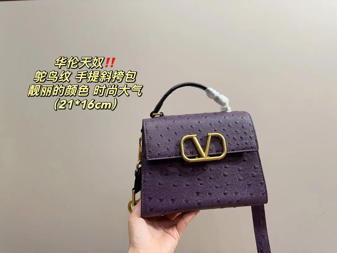 P340 comes with folding box⚠️Size 21.16 Valentino Ostrich pattern hand-held crossbody bag Very eye-catching color Good luck to beauties who like pink Good price in stock💗