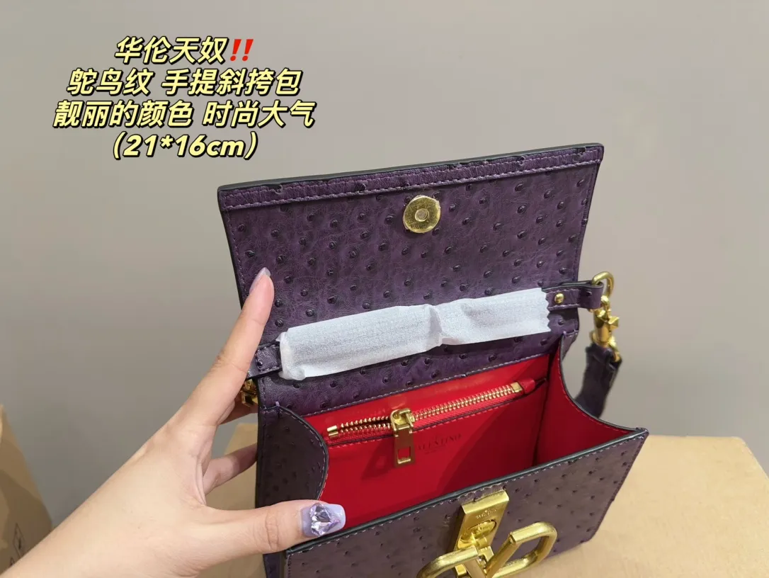 P340 comes with folding box⚠️Size 21.16 Valentino Ostrich pattern hand-held crossbody bag Very eye-catching color Good luck to beauties who like pink Good price in stock💗