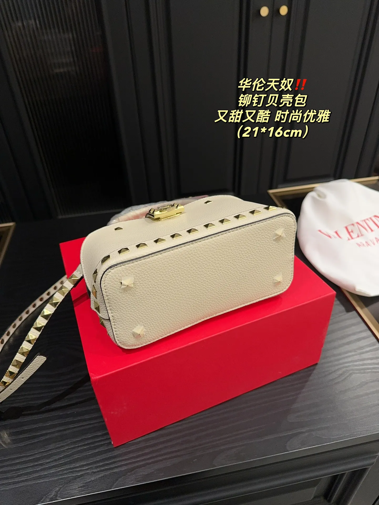 P360 comes with folding box⚠️Size 21.16 Valentino rivet shell bag. Sweet and cool. I will love you forever. Versatile and fashionable. Very good-looking. It is a must-have item for every cool girl.