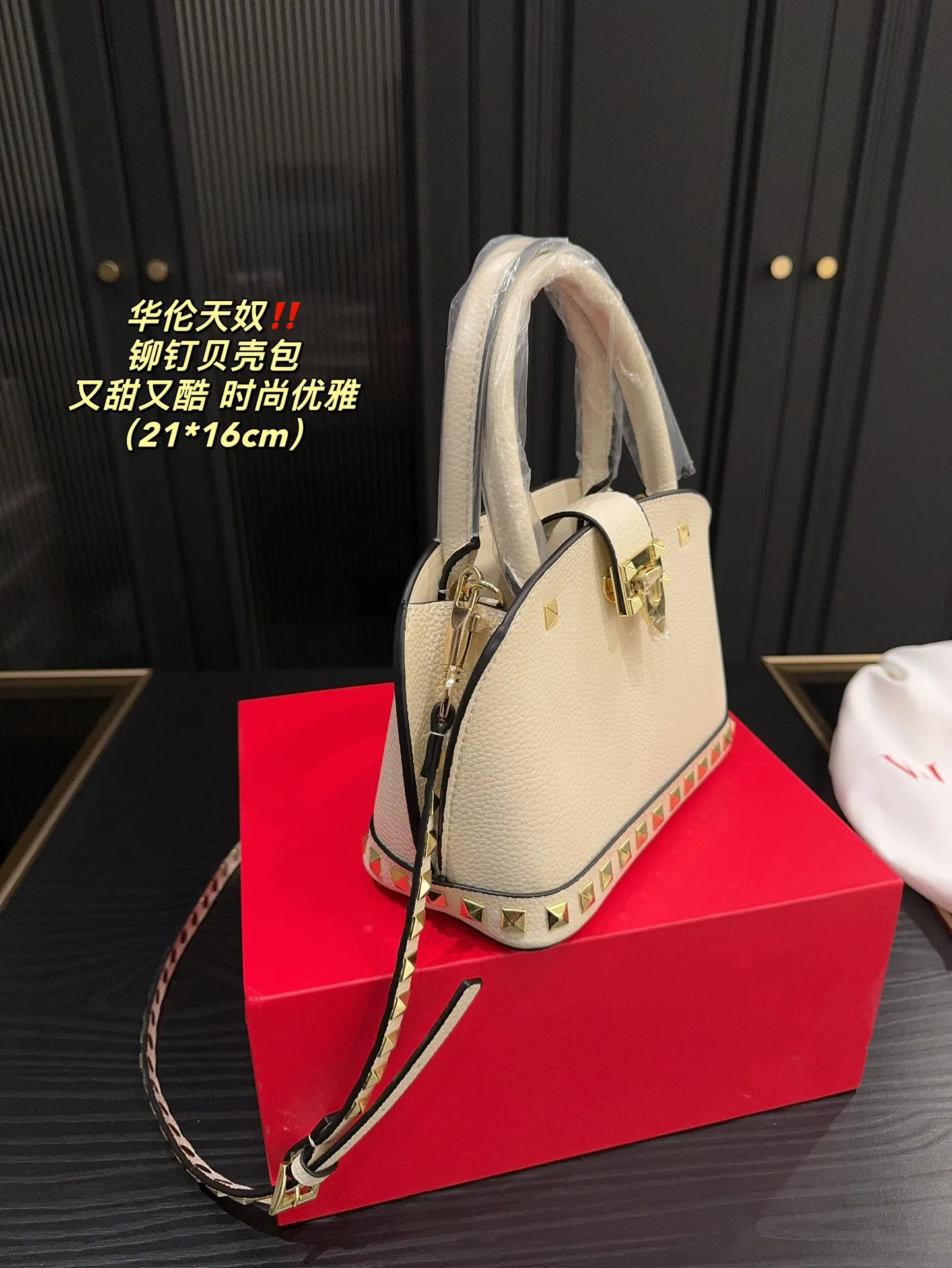 P360 comes with folding box⚠️Size 21.16 Valentino rivet shell bag. Sweet and cool. I will love you forever. Versatile and fashionable. Very good-looking. It is a must-have item for every cool girl.